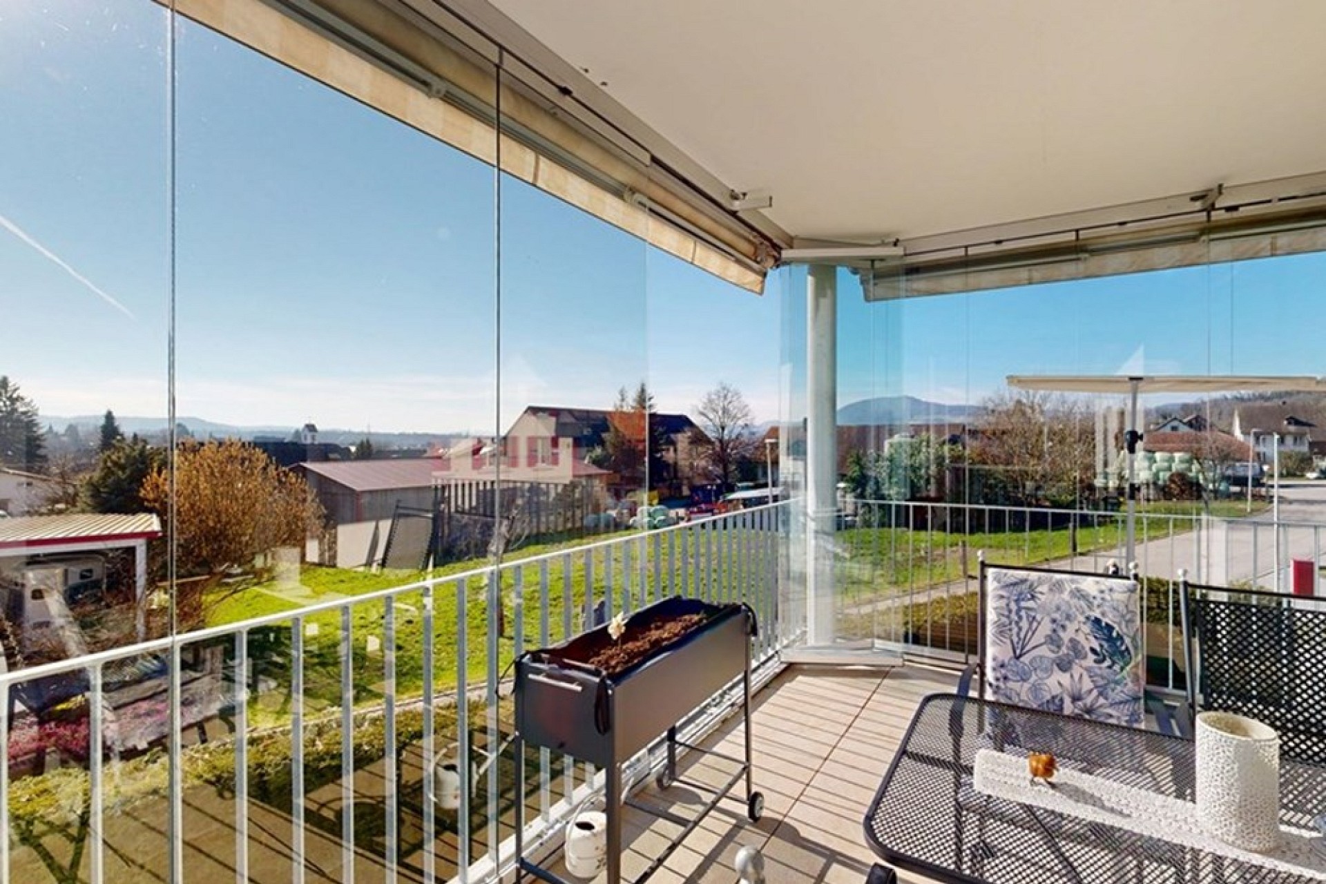 Überdachter Balkon mit Weitblick