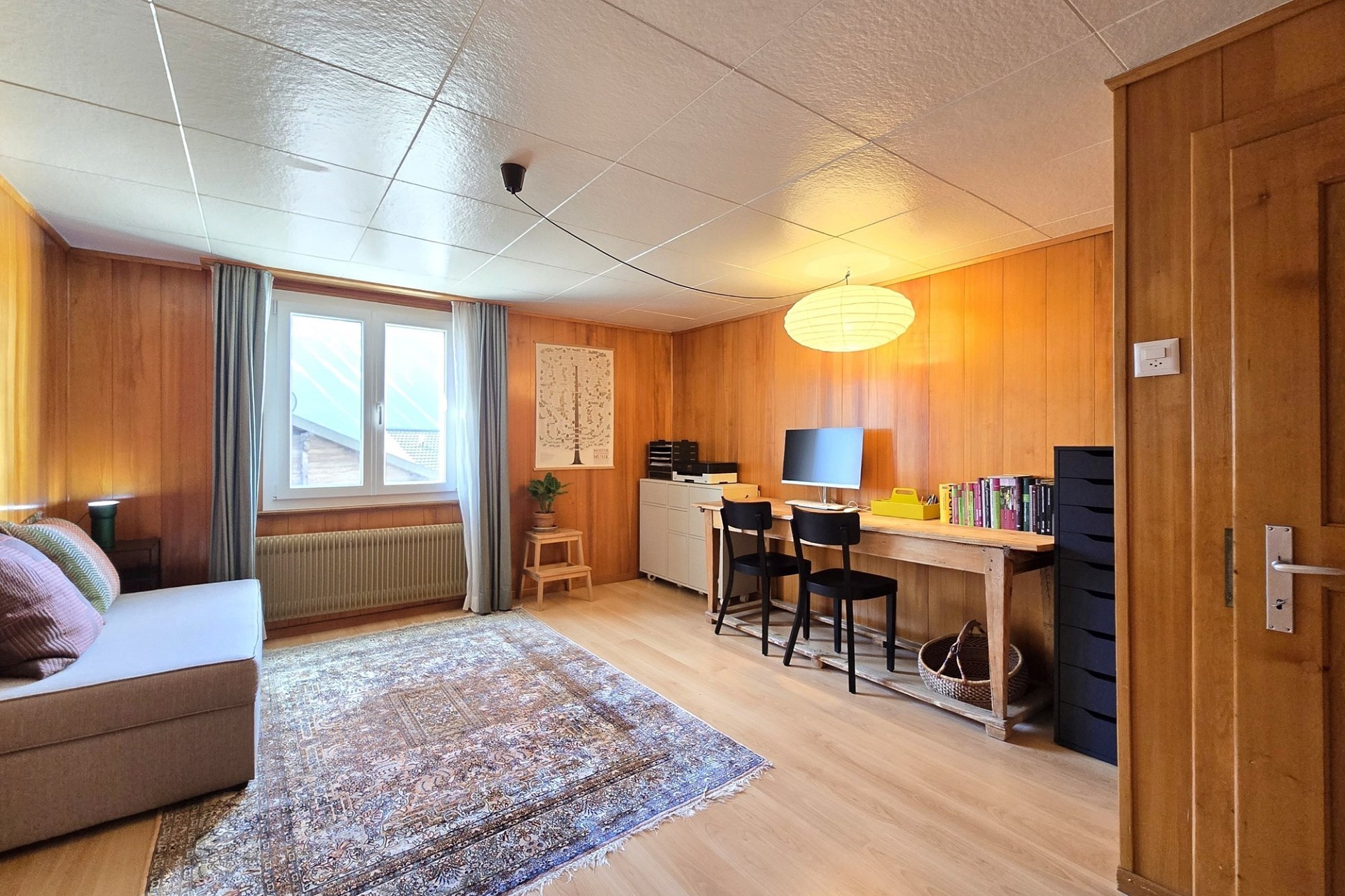 Gemütliches Arbeits- und Wohnzimmer mit Holzvertäfelung