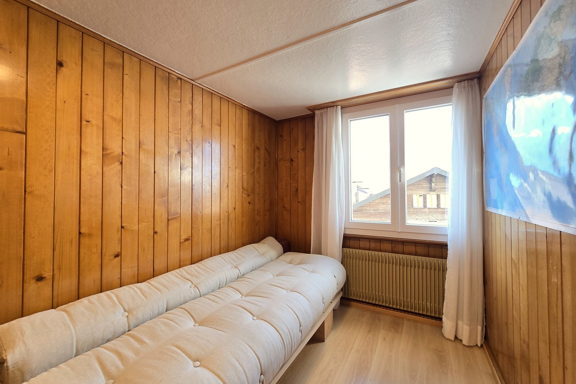 Holzvertäfeltes Schlafzimmer mit Tagesbett