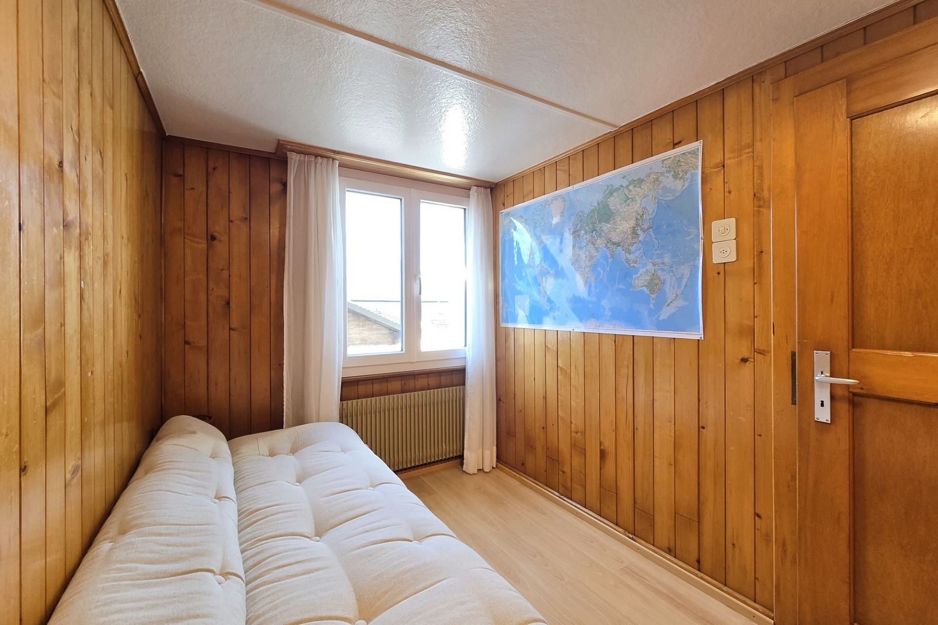 Holzvertäfeltes kleines Zimmer