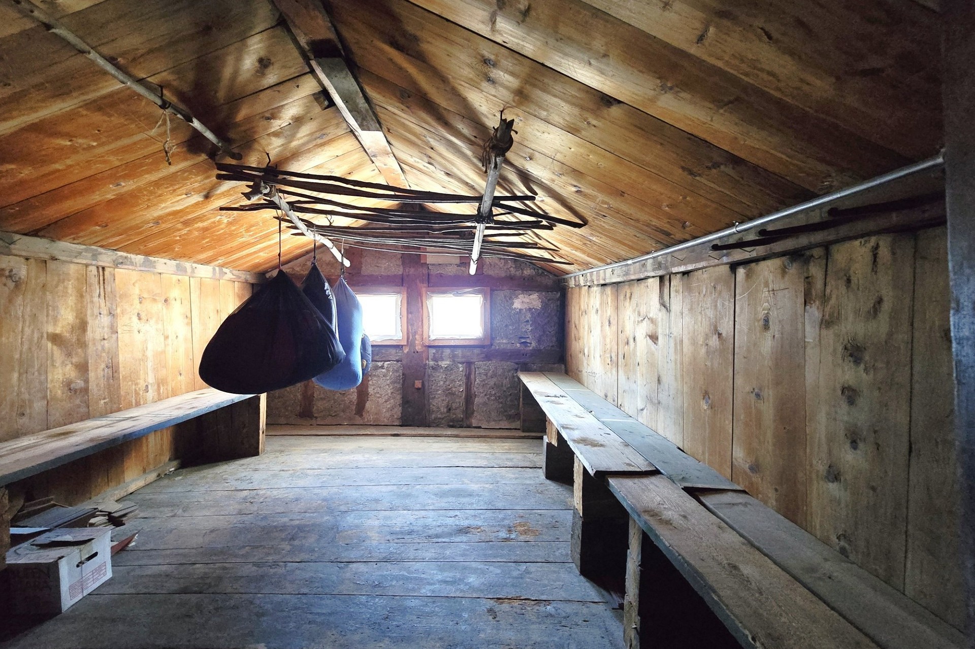 Rustikaler Dachbodenraum mit Holzverkleidung