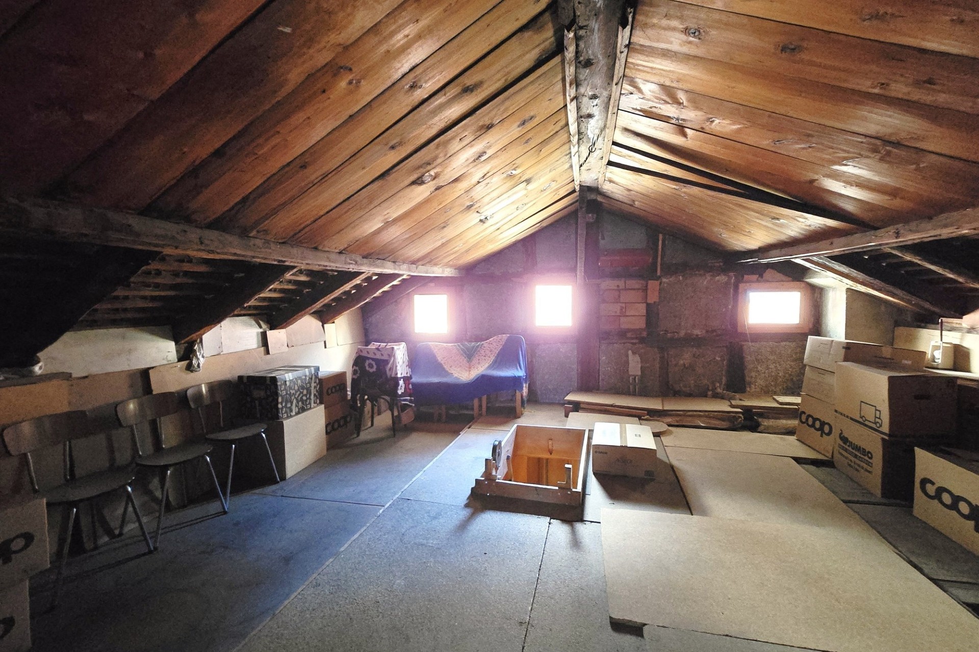Dachboden mit Holzverschalung und gelagerten Kartons