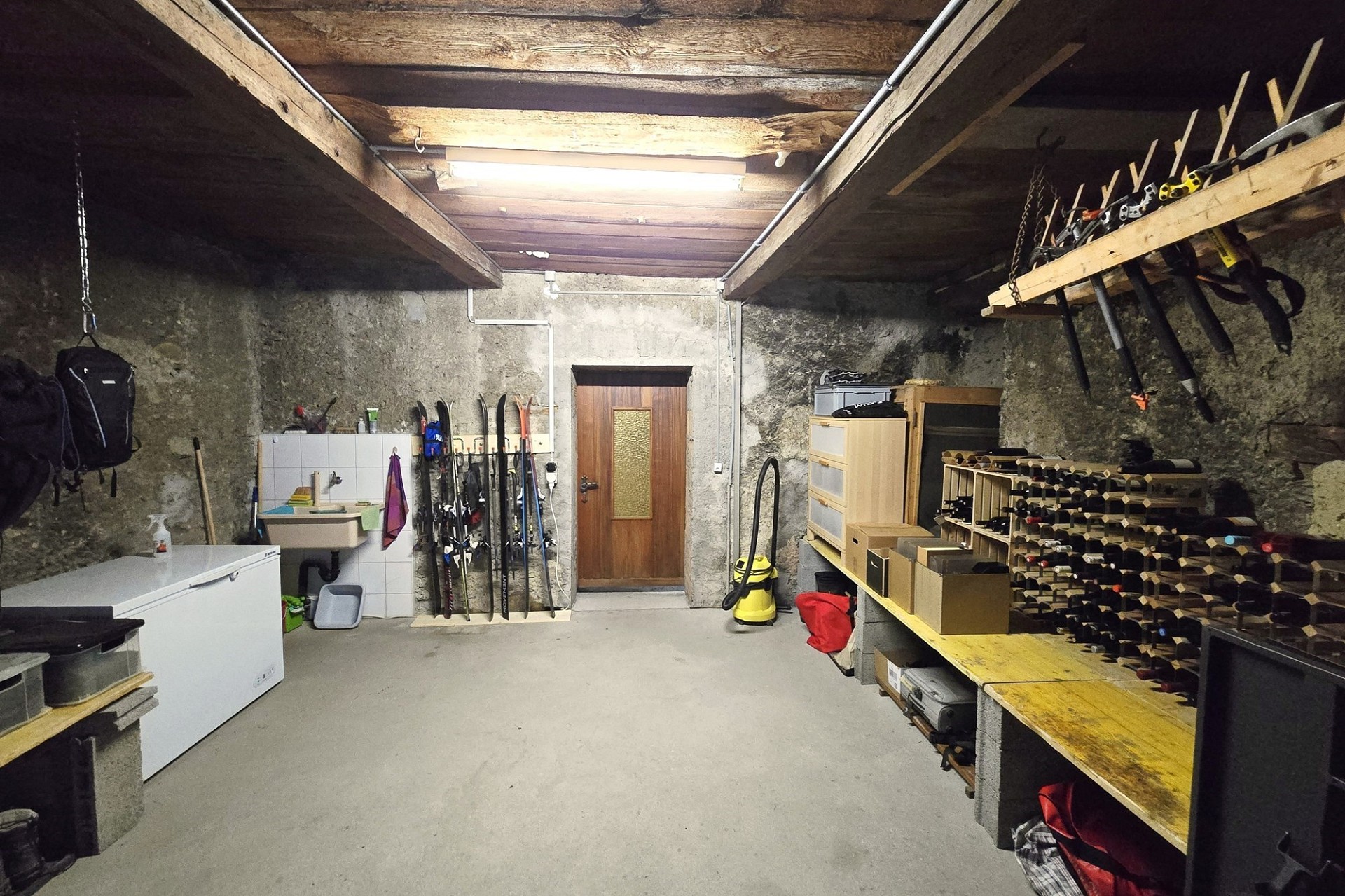 Gewölbekeller mit Weinlager und Werkstattbereich