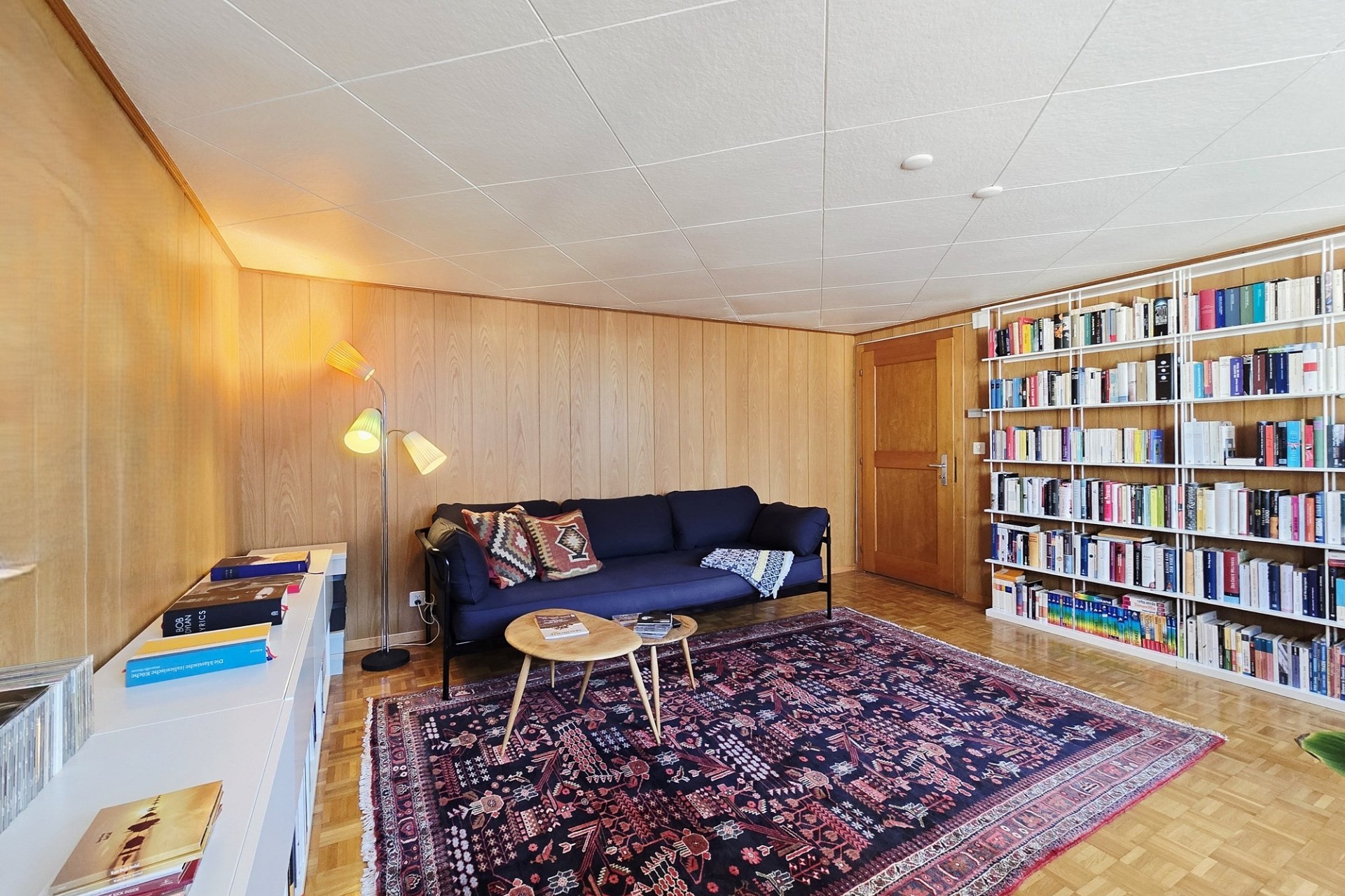Gemütliches Wohnzimmer mit Bücherregalen