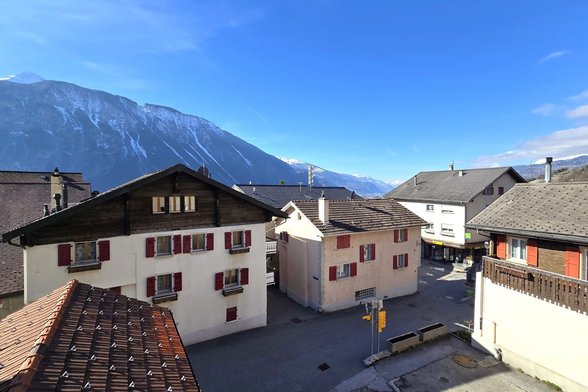 Dorfansicht mit Bergpanorama