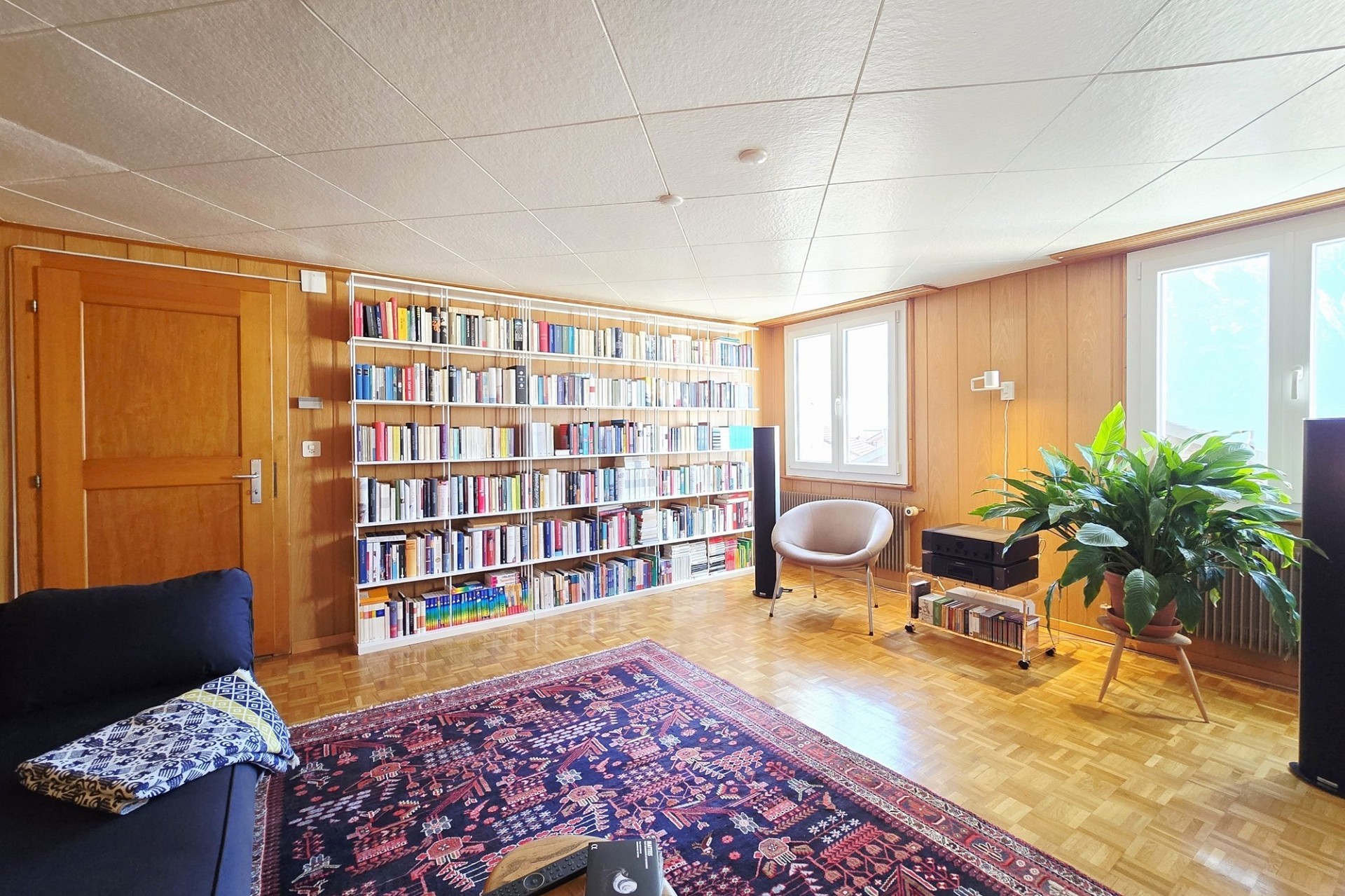Wohnzimmer mit Bücherwand