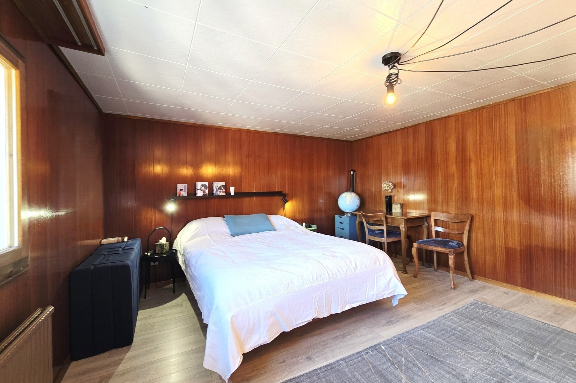 Schlafzimmer mit Holzvertäfelung