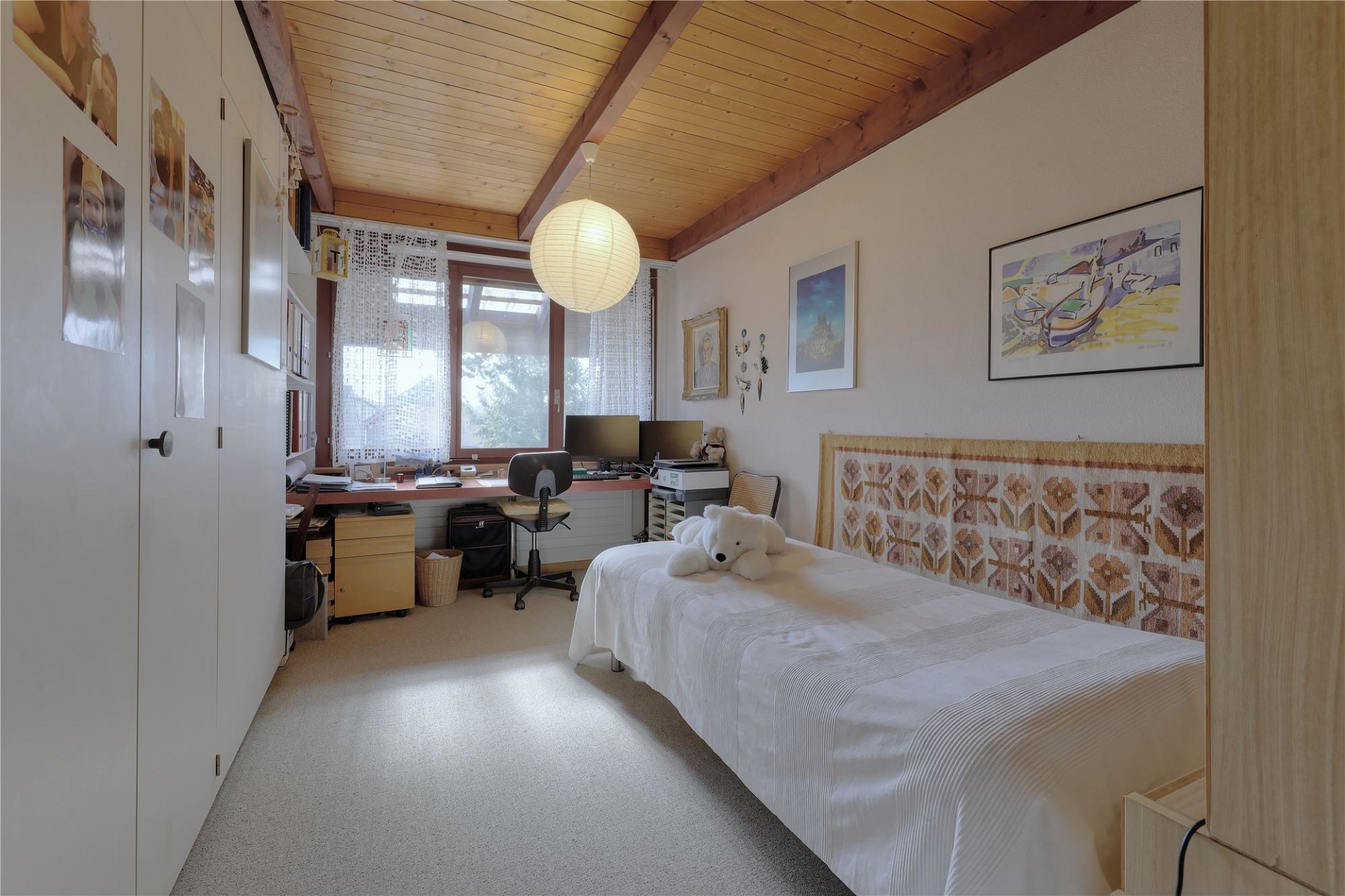 Helles Schlafzimmer mit Arbeitsbereich