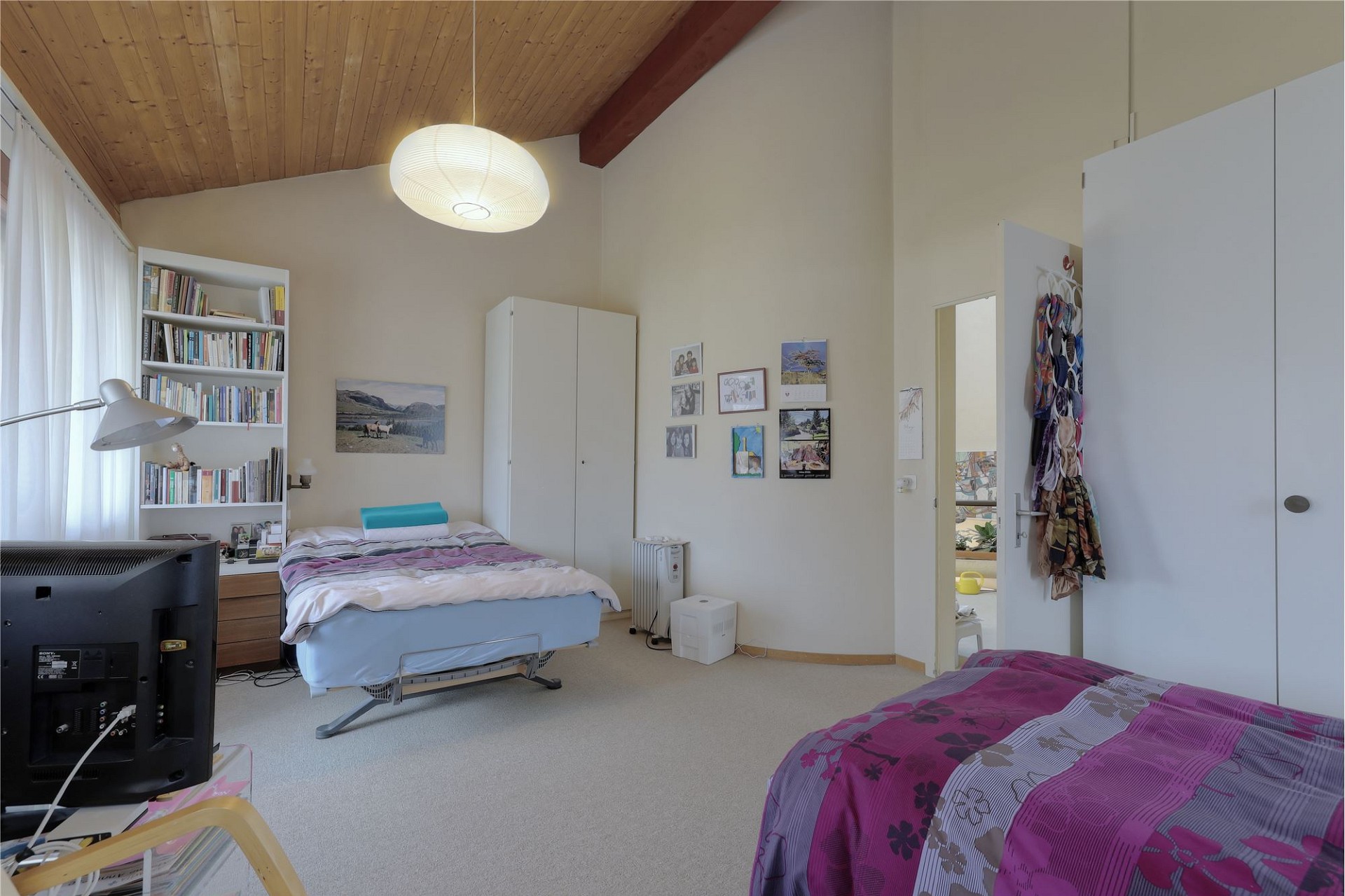 Helles Schlafzimmer mit Holzdecke