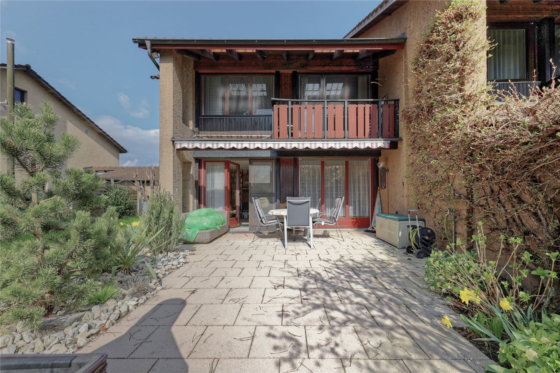 Terrasse vor einem Wohnhaus