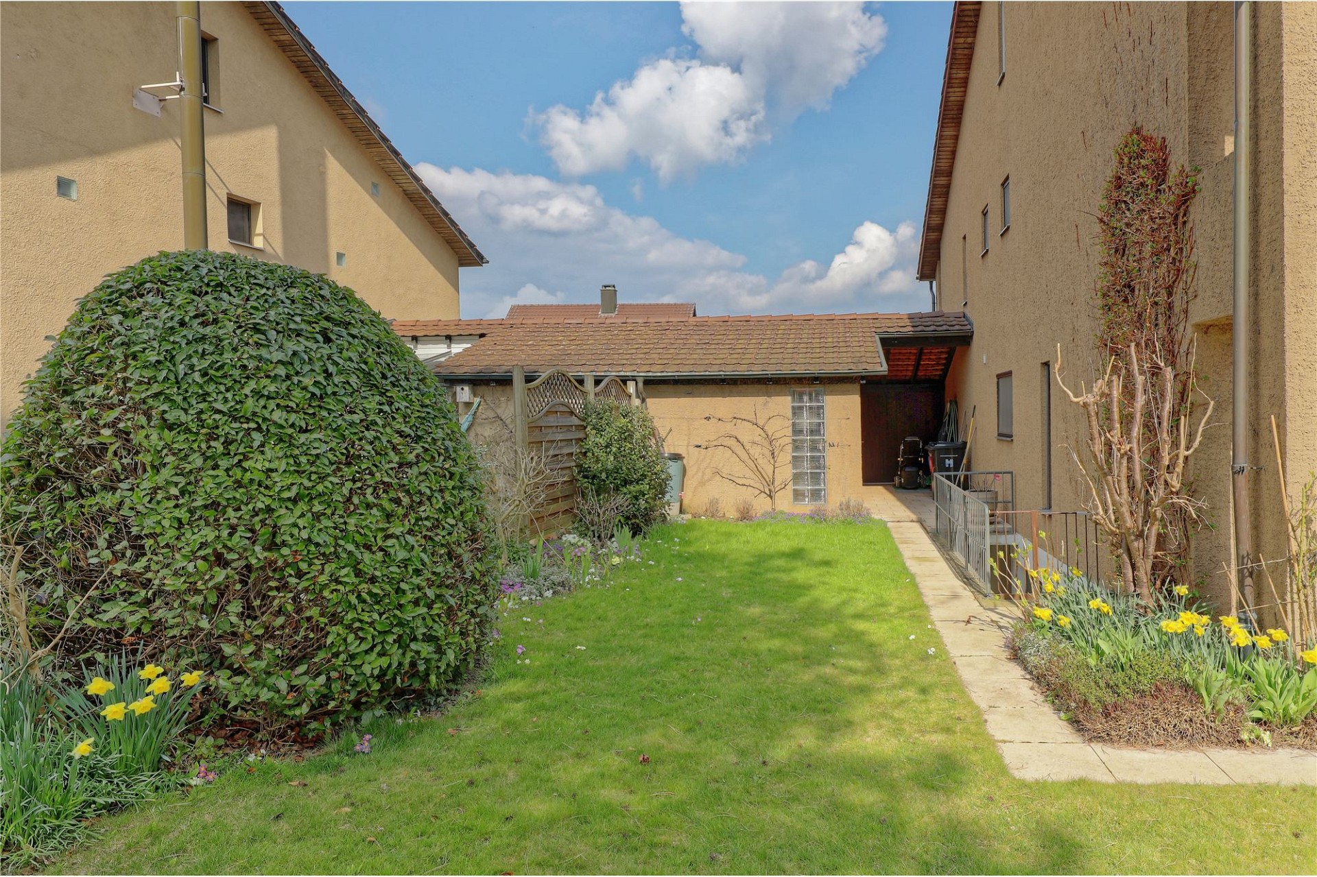 Innenhof mit Garten und Zwischengebäuden