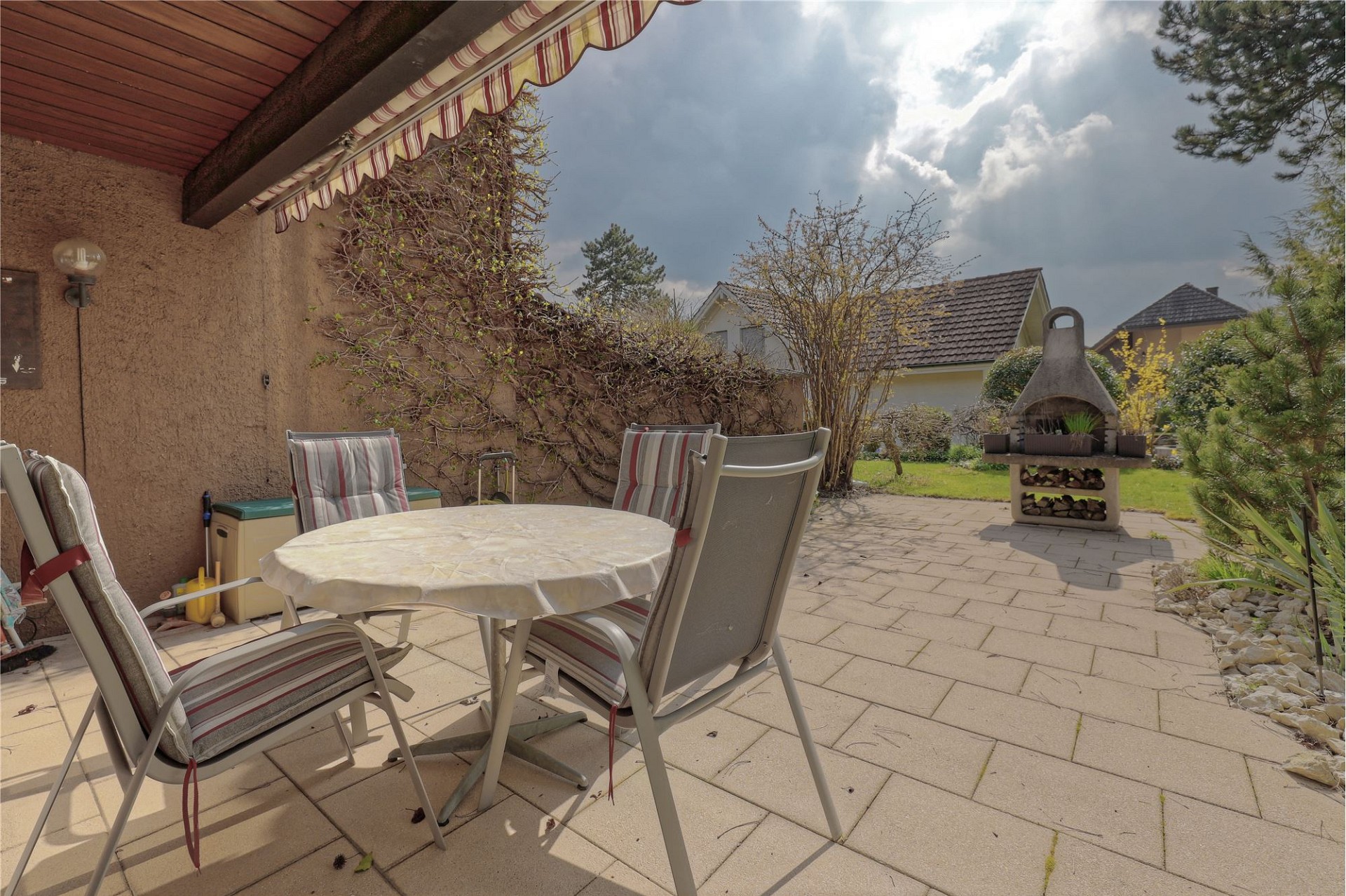 Überdachte Terrasse mit Gartenblick