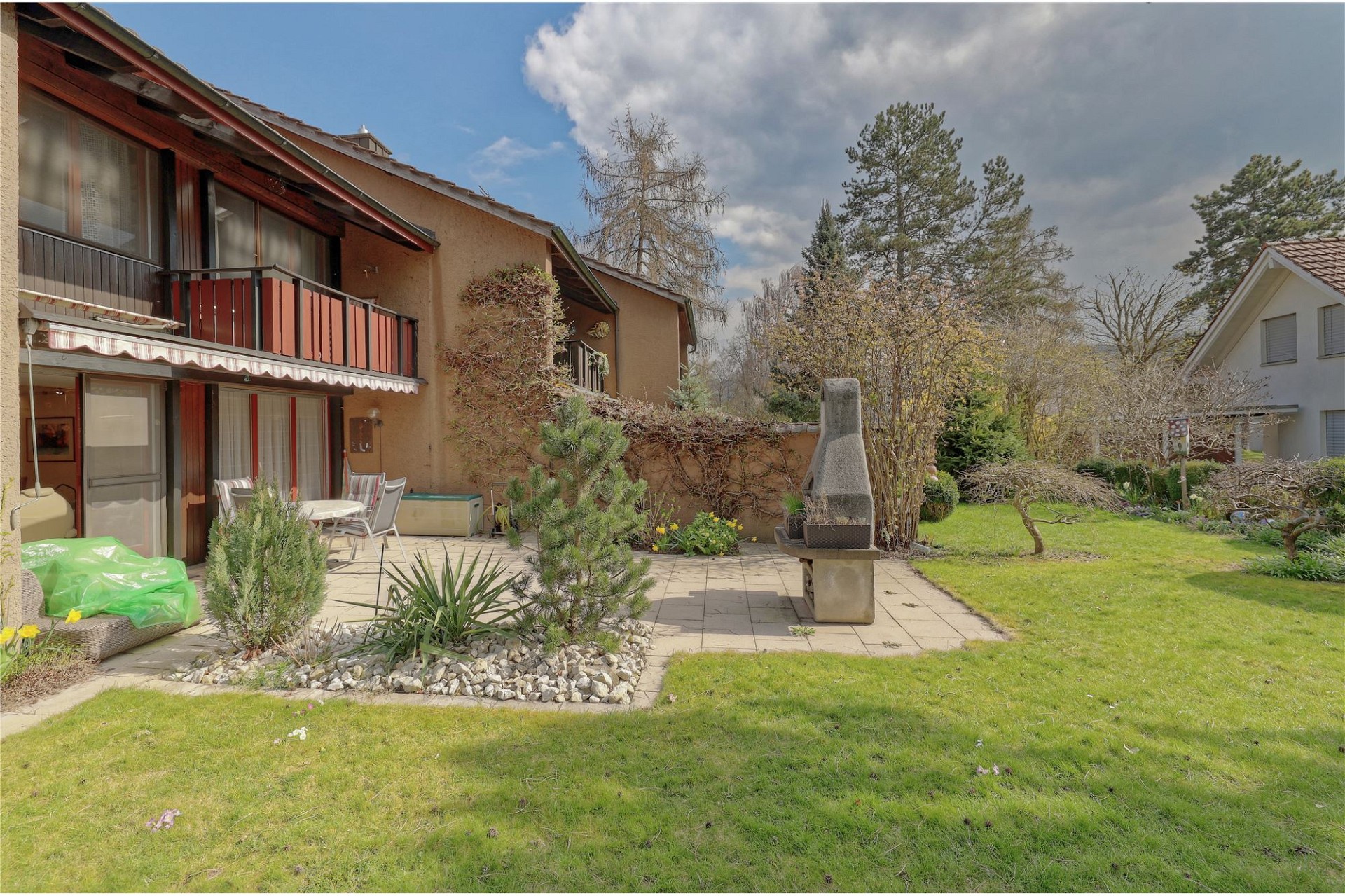 Garten mit Terrasse und Wohnhaus