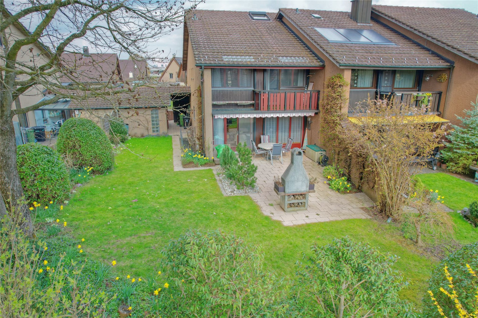 Gartenansicht eines Reihen-/Doppelhauses mit Terrasse
