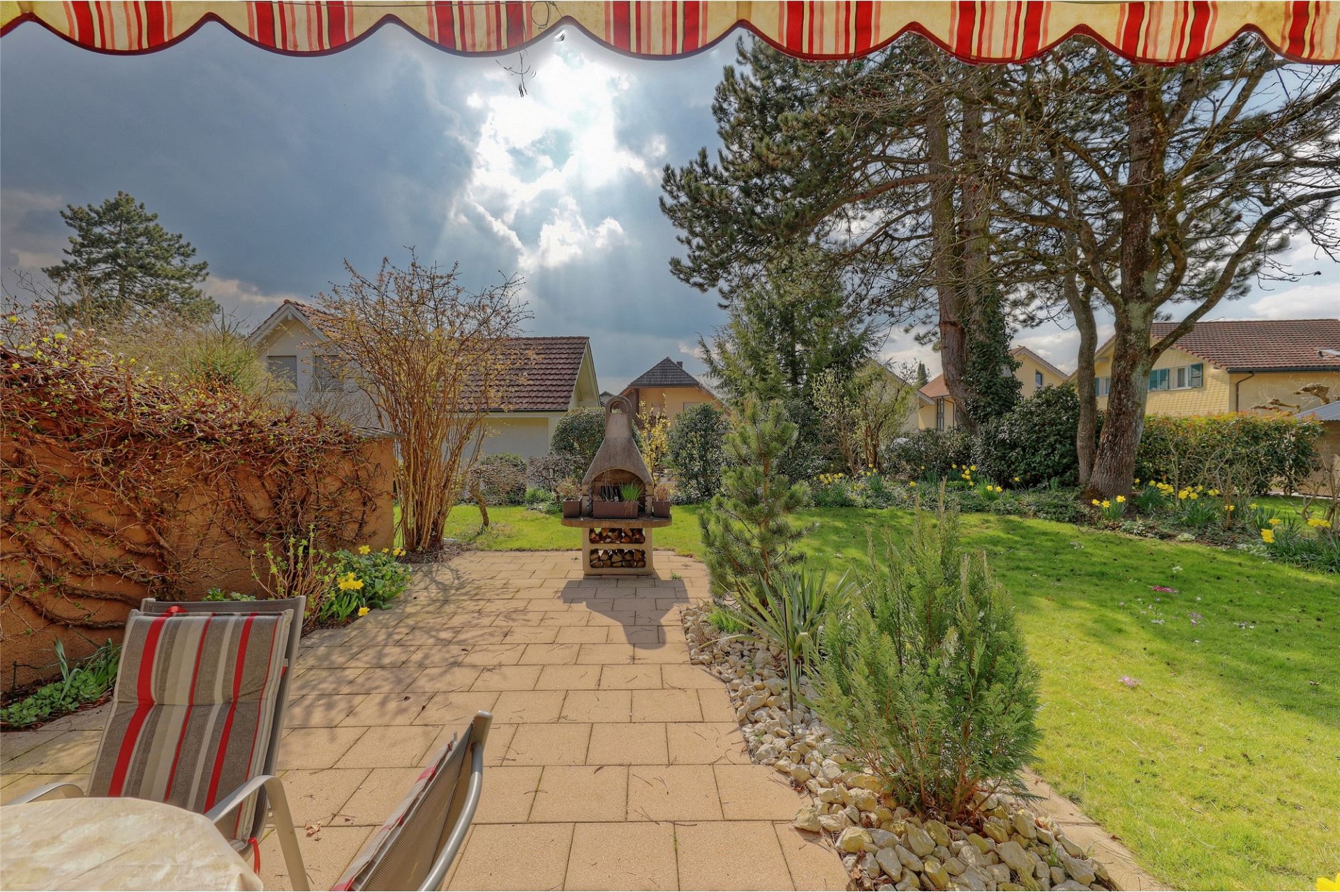 Garten mit Grillplatz und Terrasse