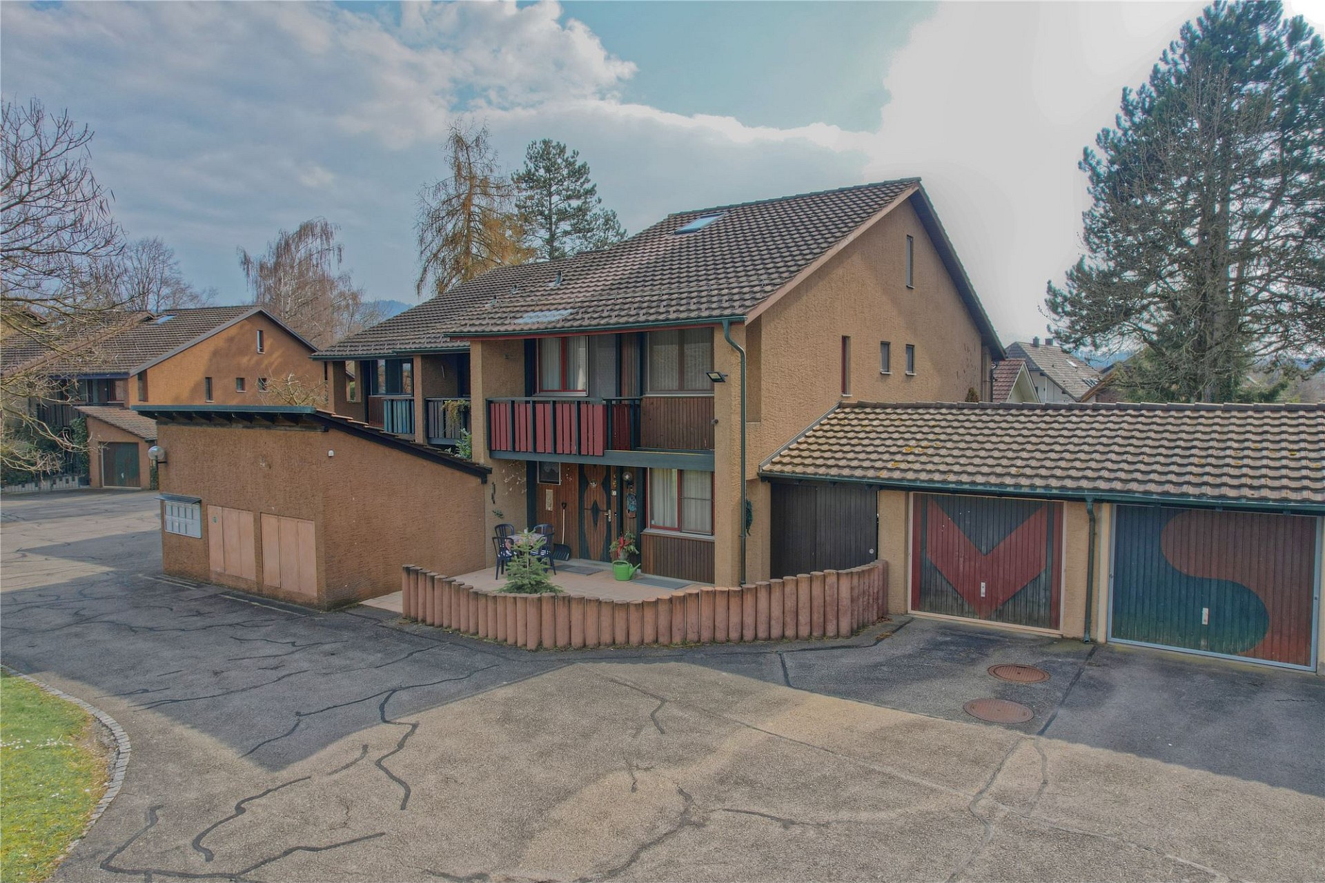 Wohnhaus mit Garagen und Balkon