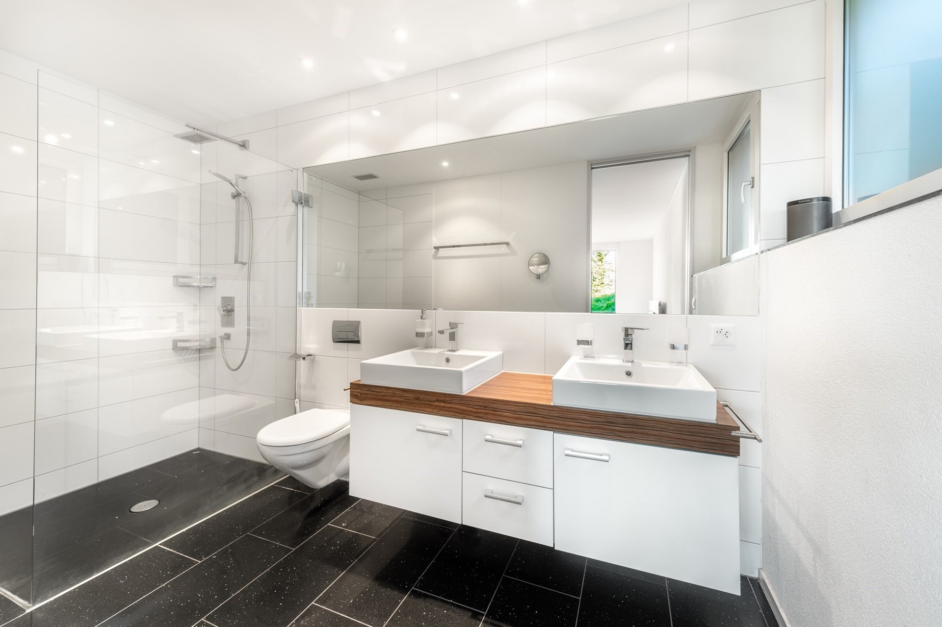 Modernes Badezimmer mit Walk-in-Dusche und Doppelwaschtisch