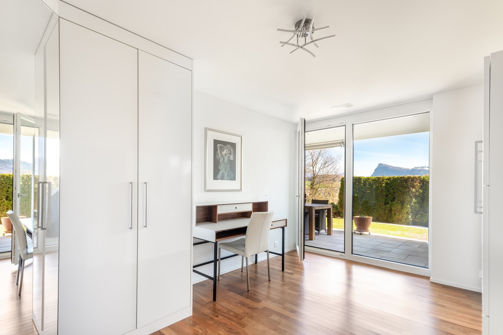 Heller Arbeits-/Schlafraum mit Terrasse und Bergblick