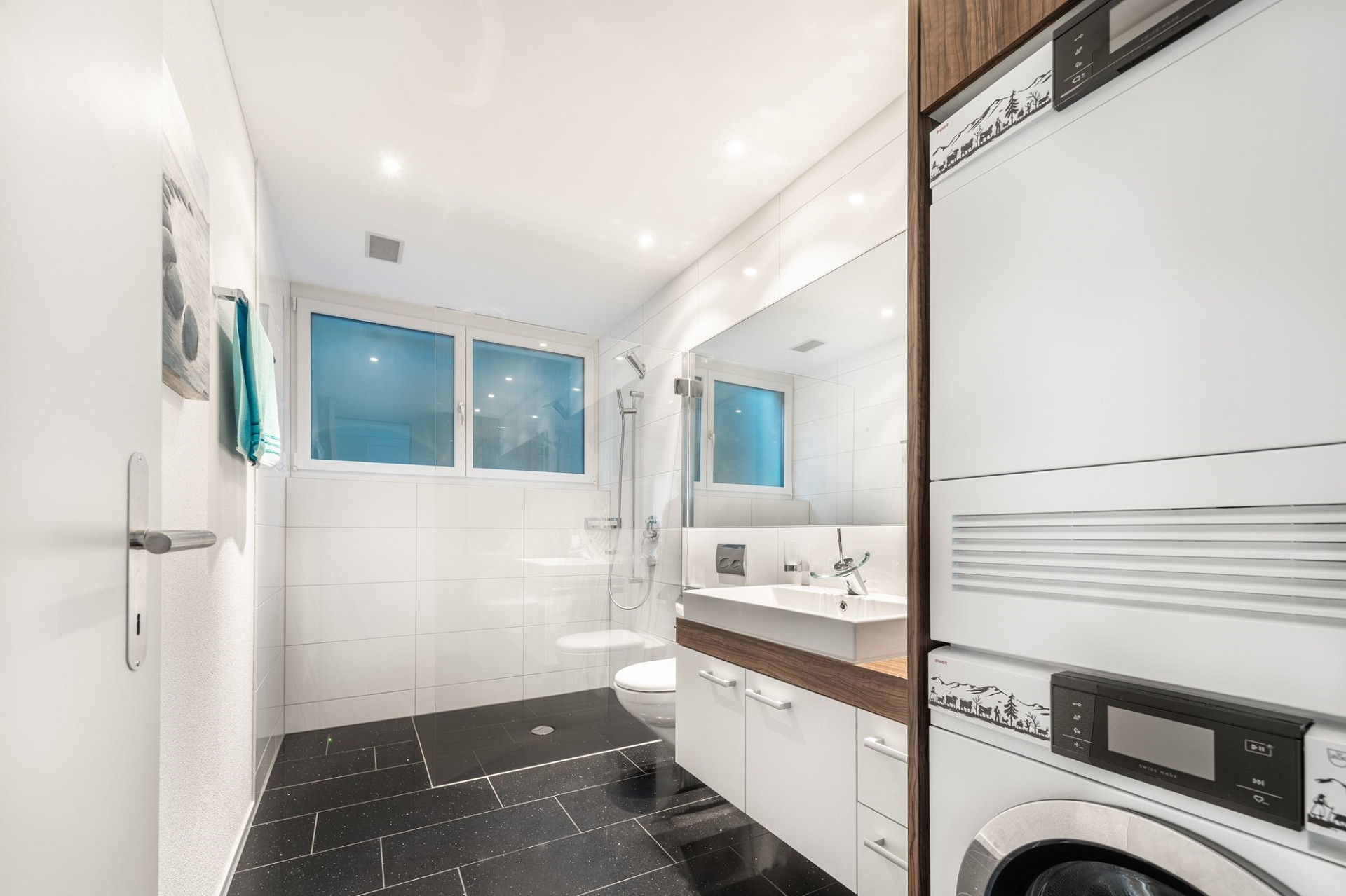 Modernes Badezimmer mit Waschtisch, Dusche und Einbauschrank