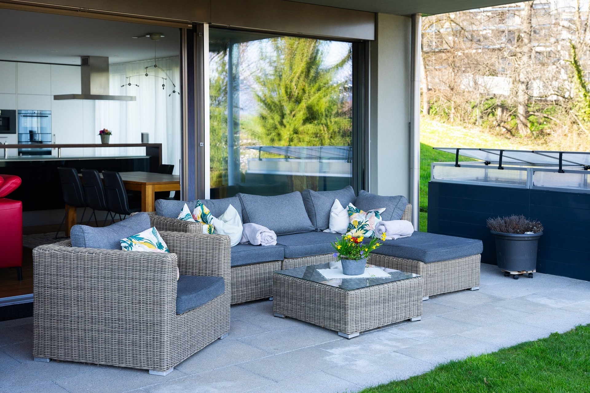 Moderne Terrasse mit Lounge-Sitzgruppe