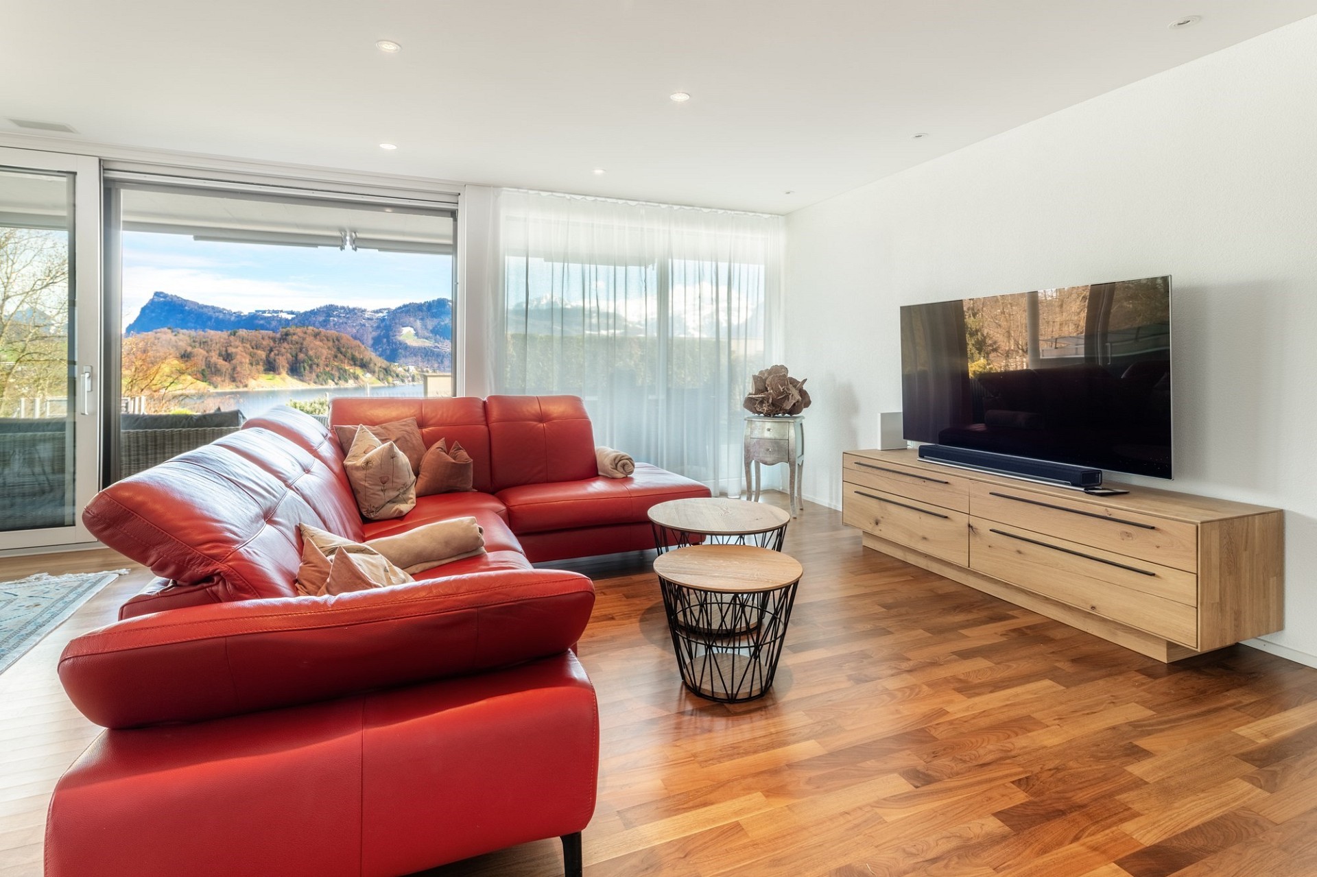 Modernes Wohnzimmer mit Panoramaausblick