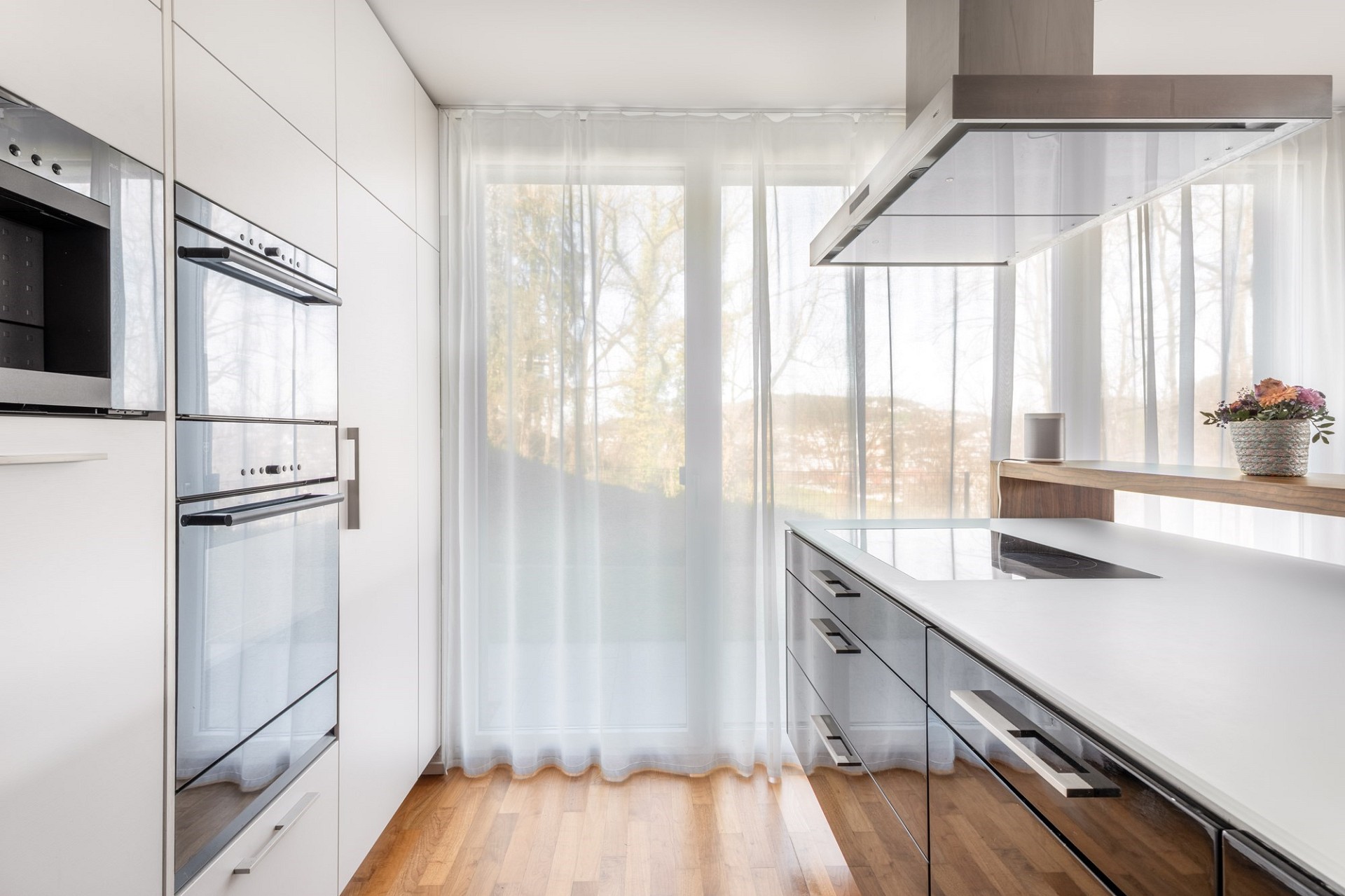 Moderne Küche mit Tageslicht