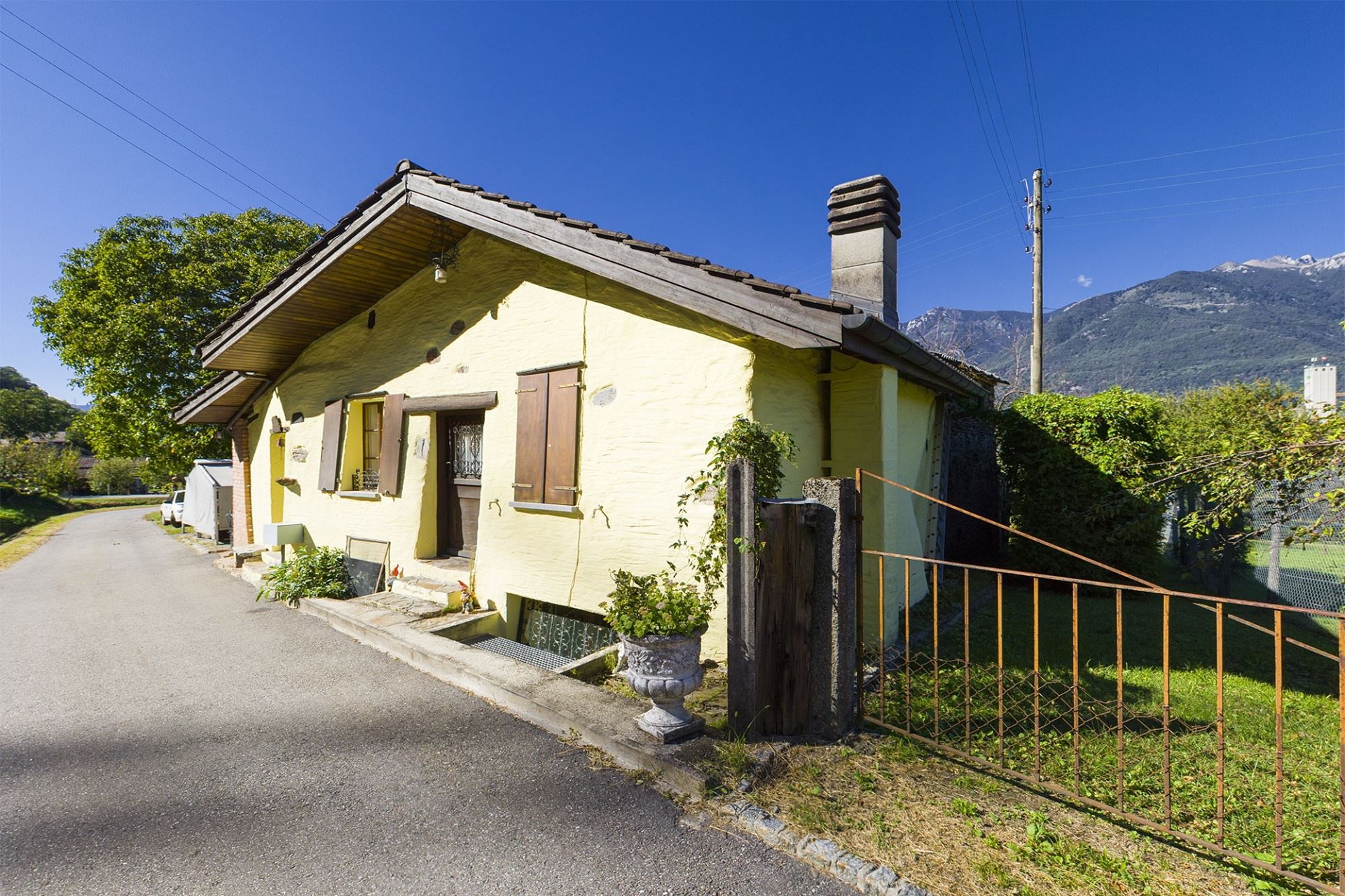 Ländliches Haus mit Bergblick