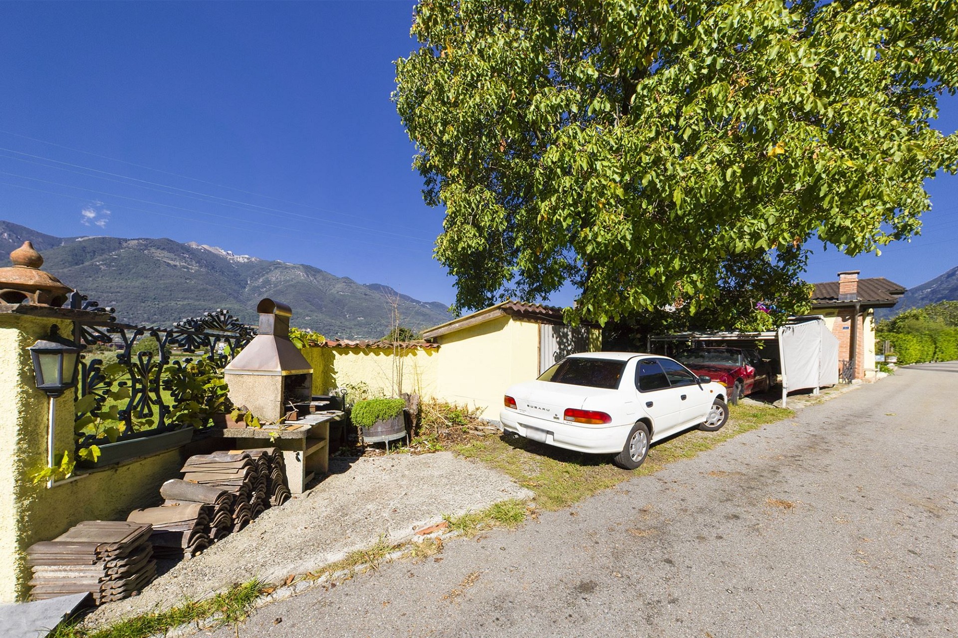 Außenbereich mit Carport und Bergblick