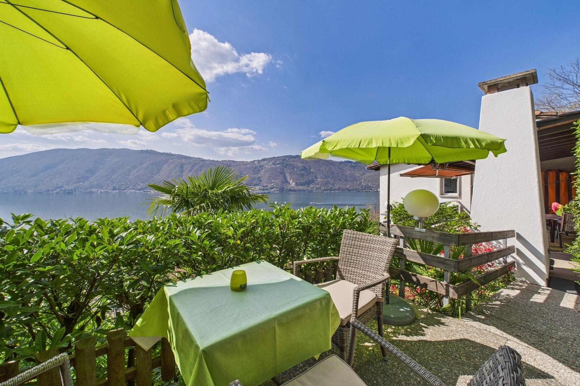 Terrasse mit Seeblick und Sitzplatz
