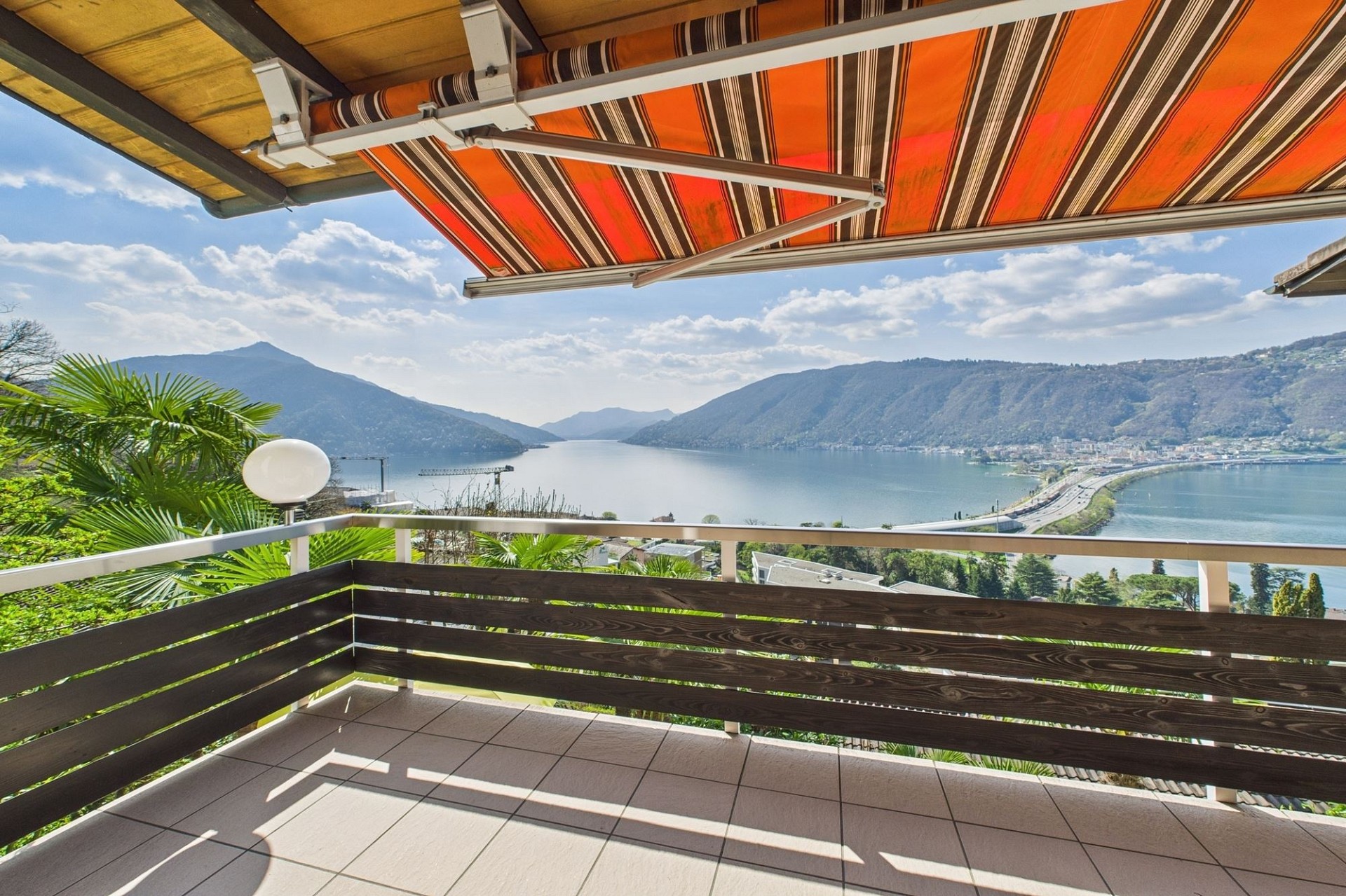 Überdachte Balkon-/Terrassenansicht mit Seeblick