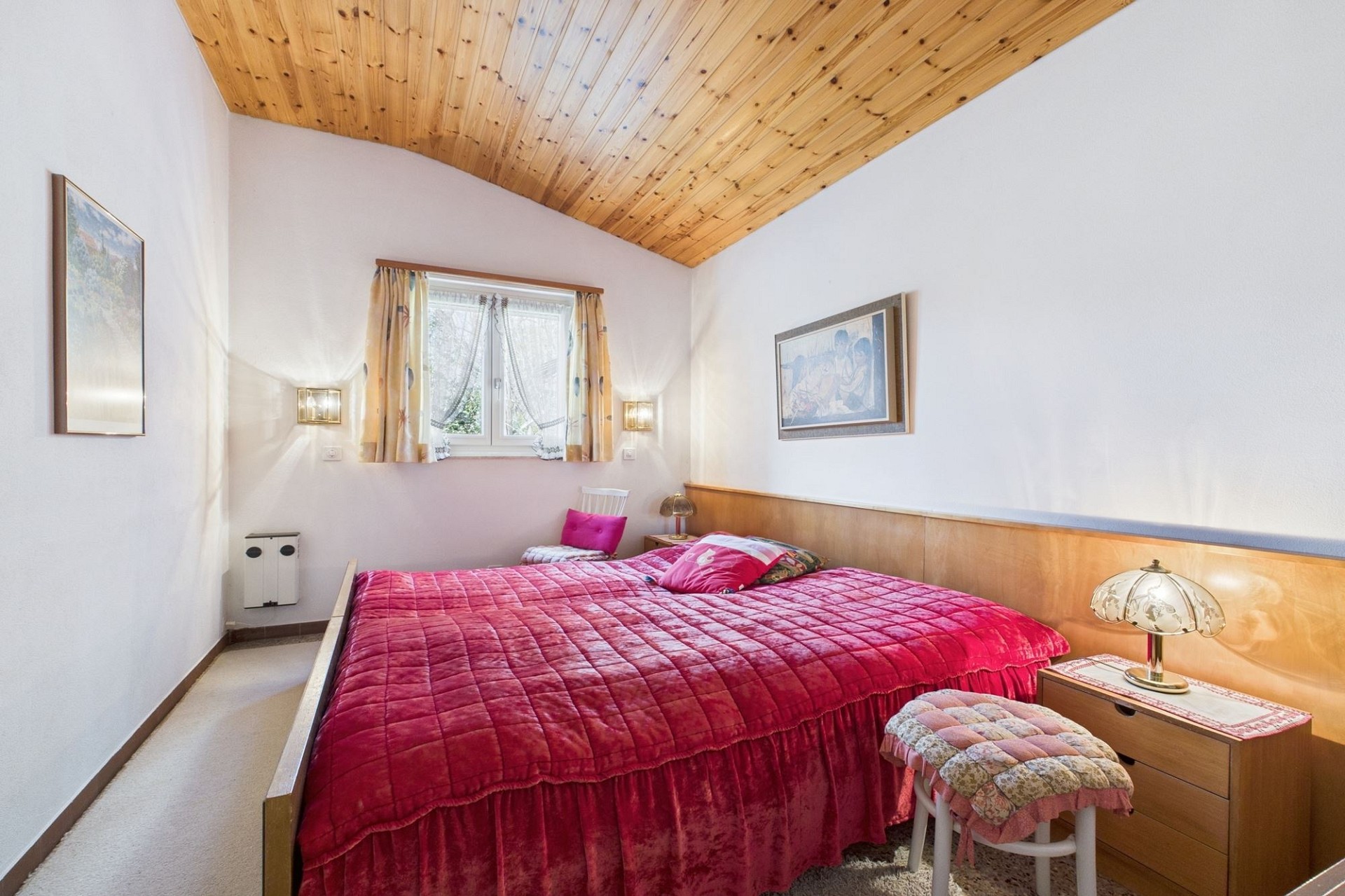 Gemütliches Schlafzimmer mit Holzdecke