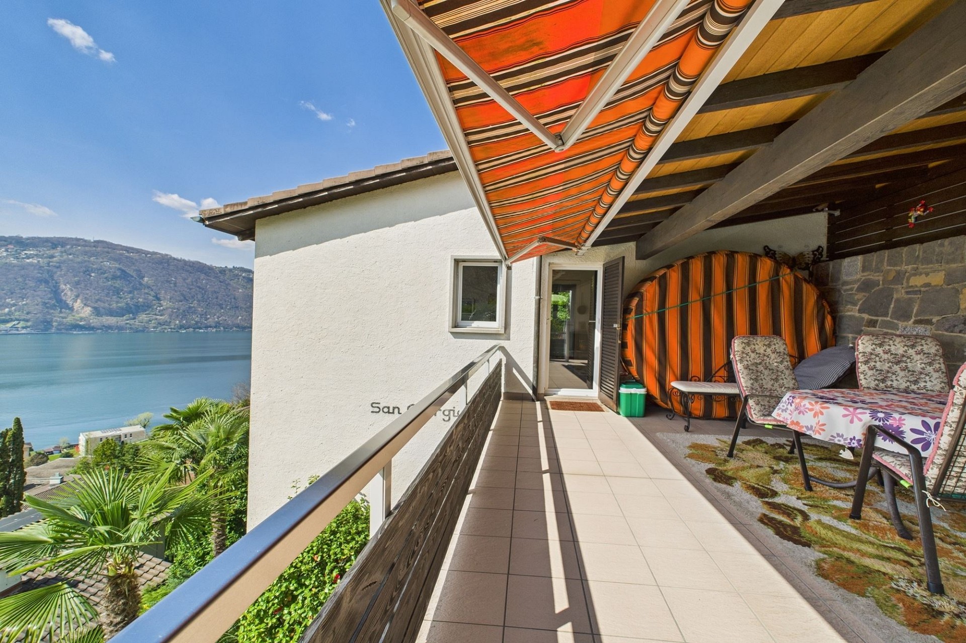 Überdachter Balkon mit Seeblick