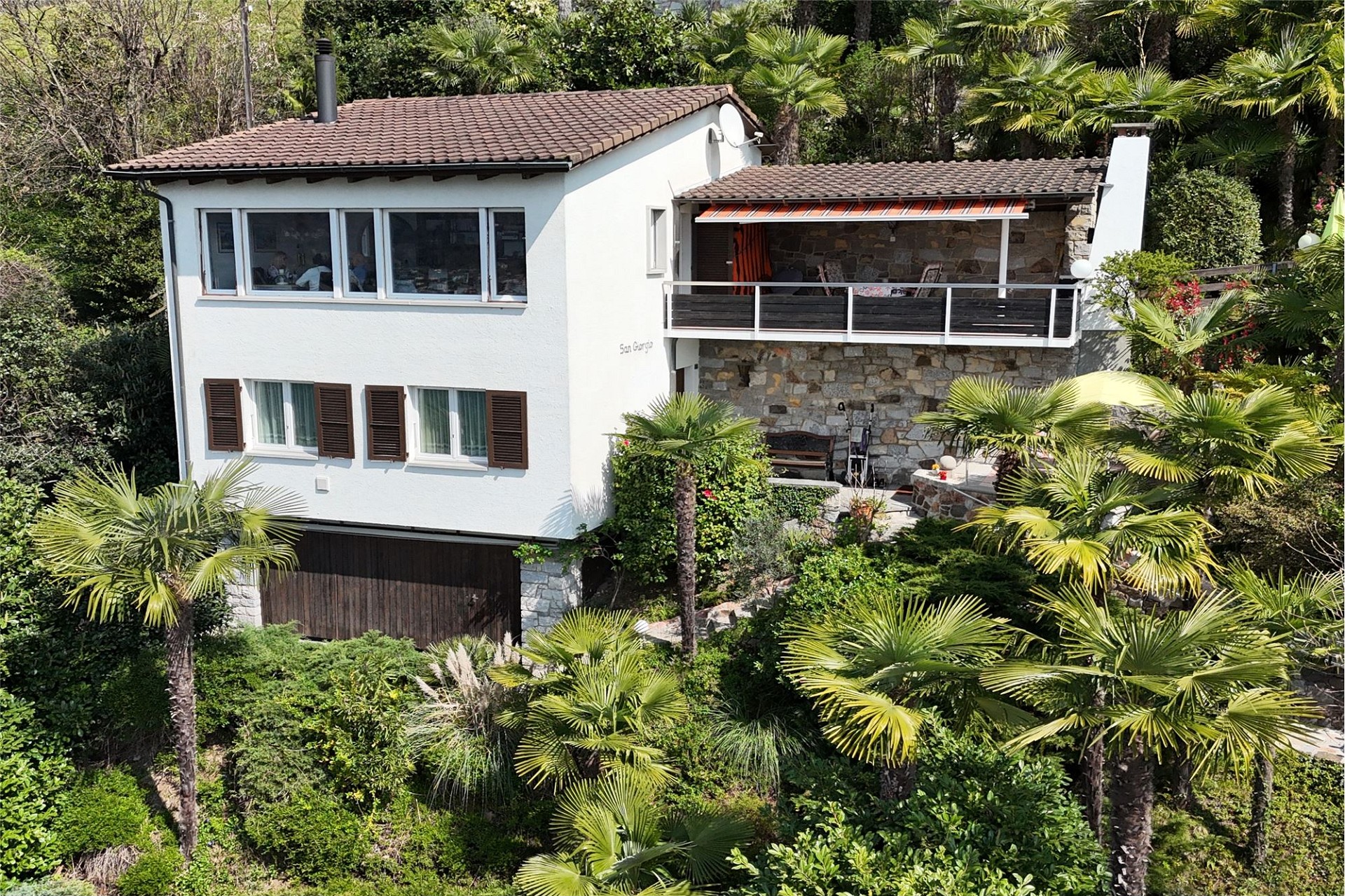 Mediterranes Haus mit begrüntem Garten