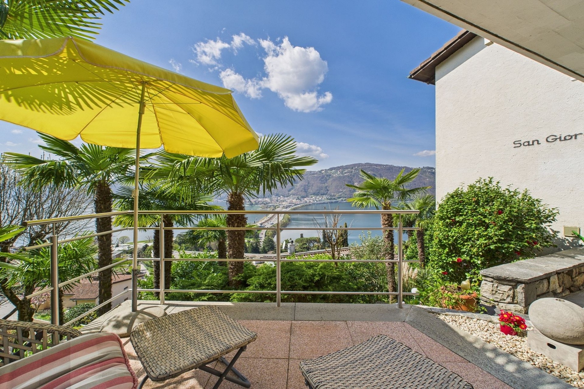 Terrasse mit Meerblick und tropischer Bepflanzung