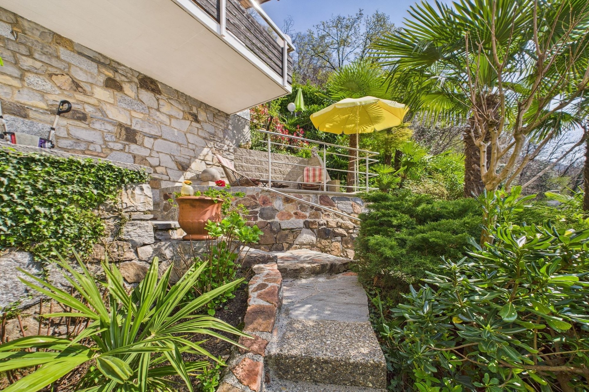 Tropische Garten-Terrasse an der Hausseite