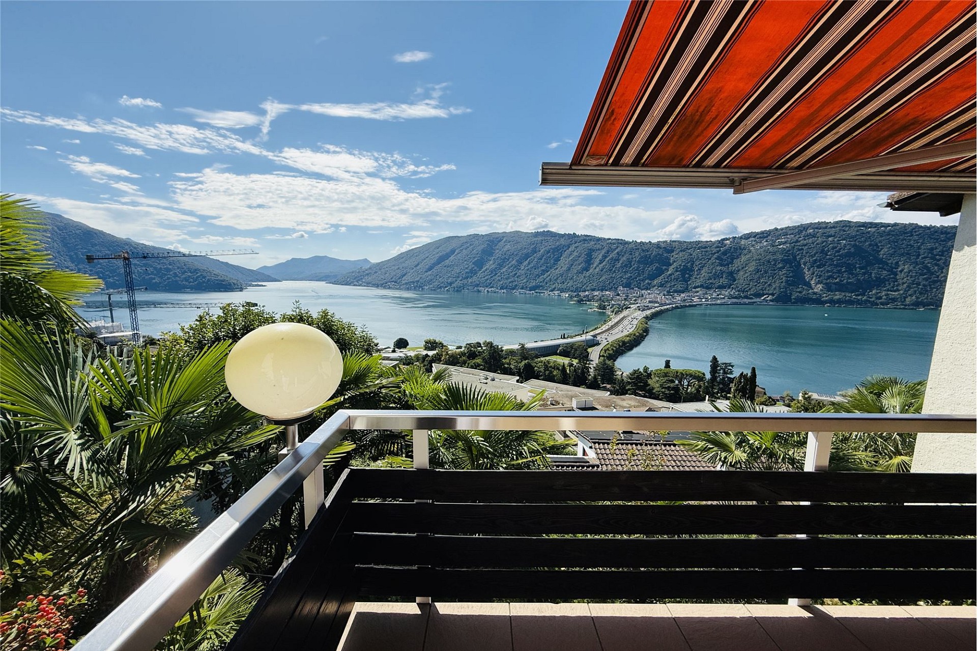 Balkon mit Panoramablick auf See und Berge