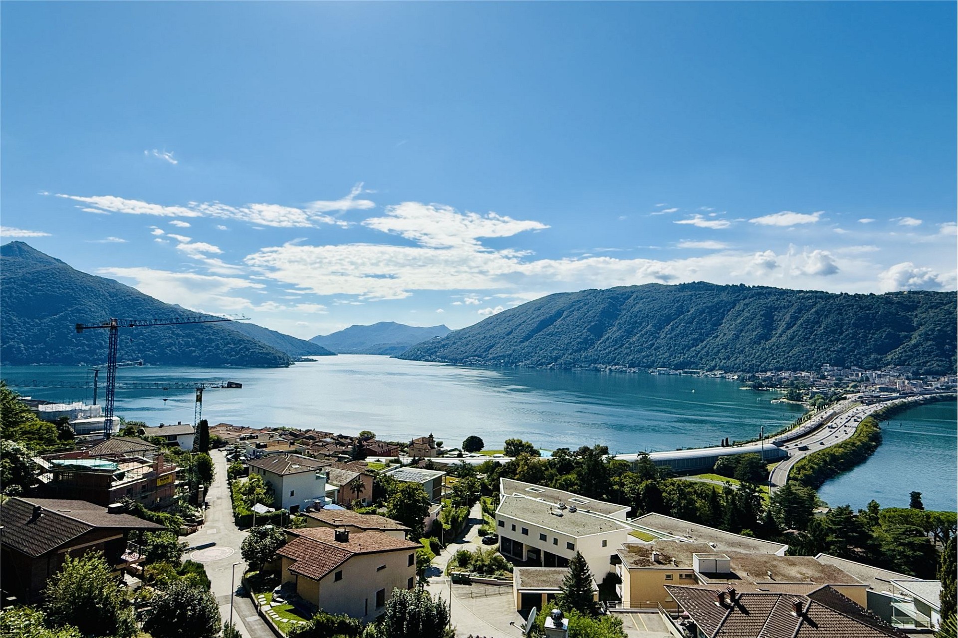 Seeblick auf eine Berglandschaft