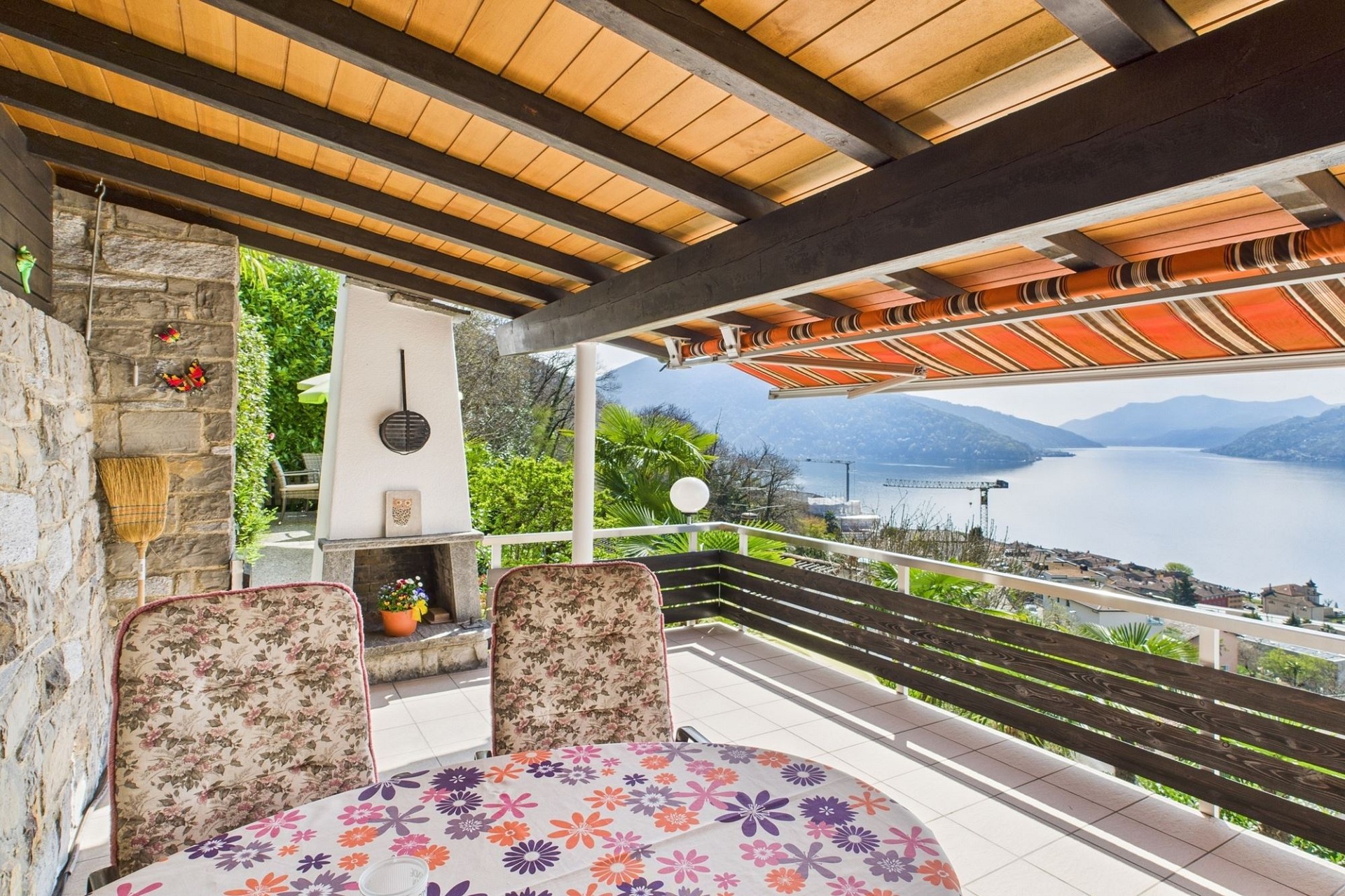Überdachte Terrasse mit Seeblick