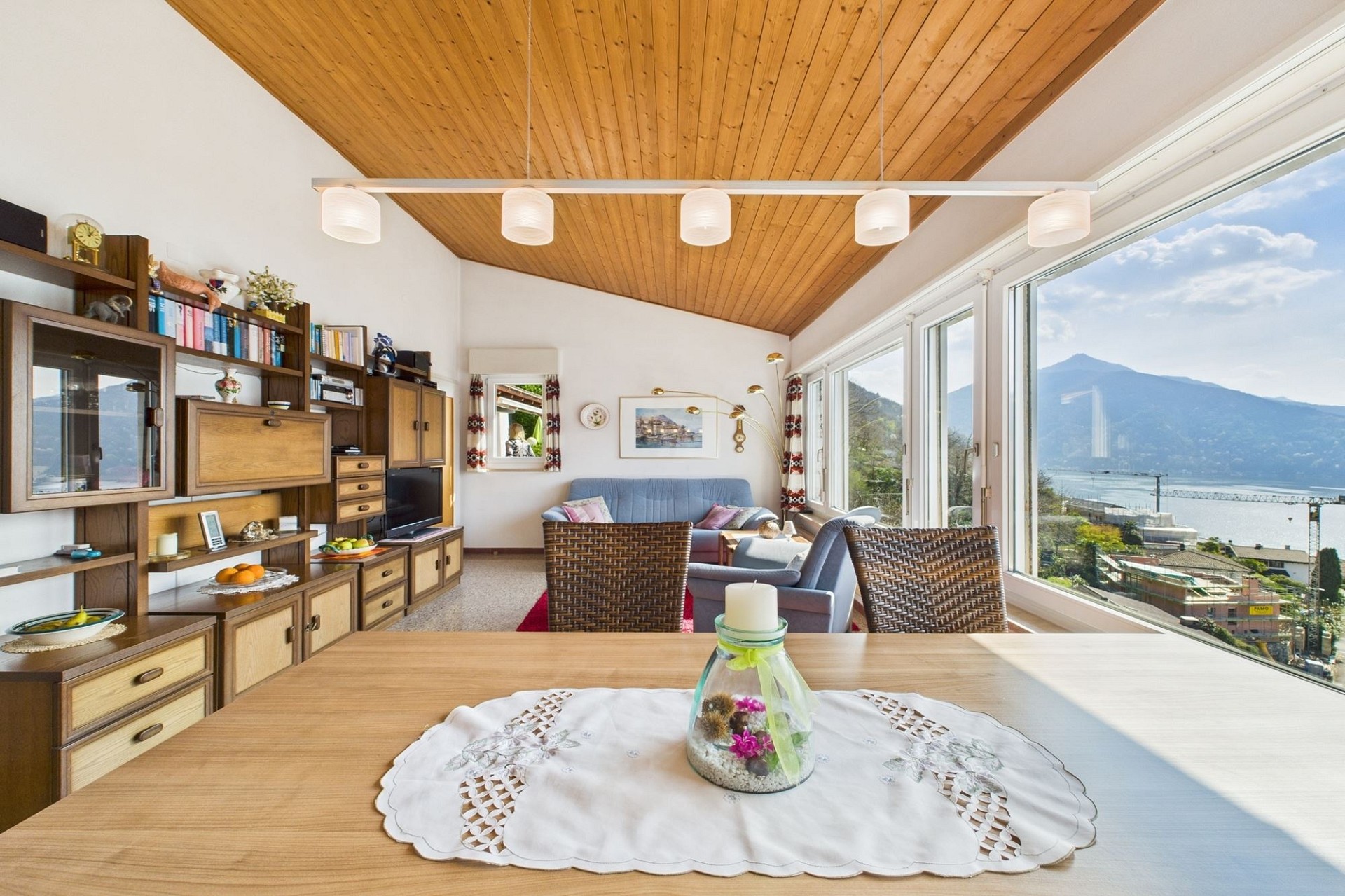Helles Wohn- und Esszimmer mit Bergblick