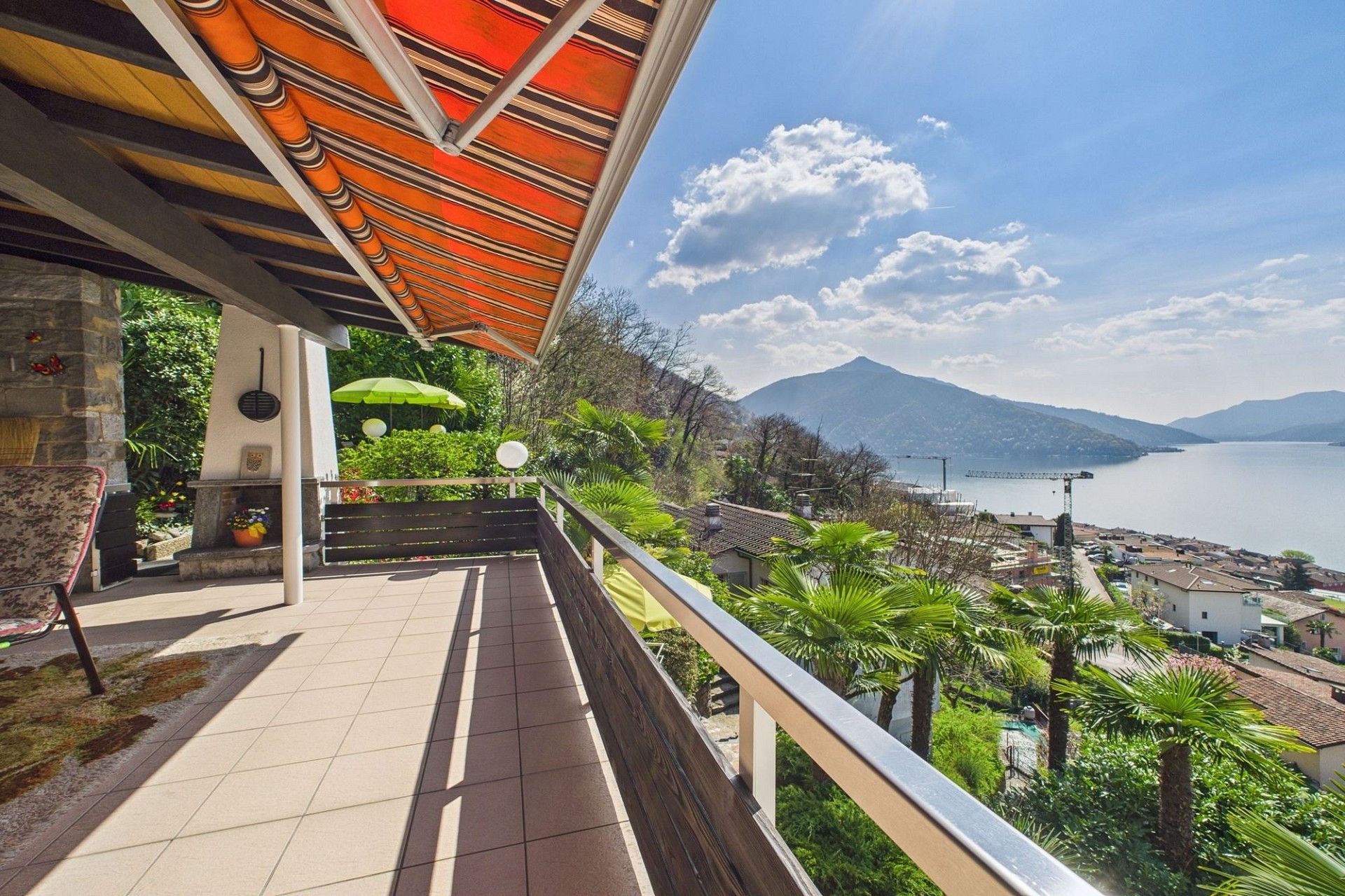 Seeblick von einer überdachten Terrasse