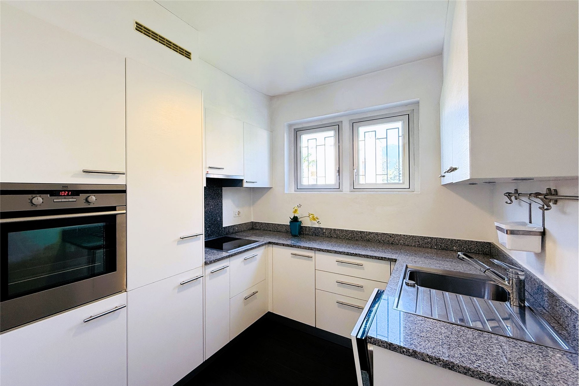 Moderne Einbauküche mit Fenster