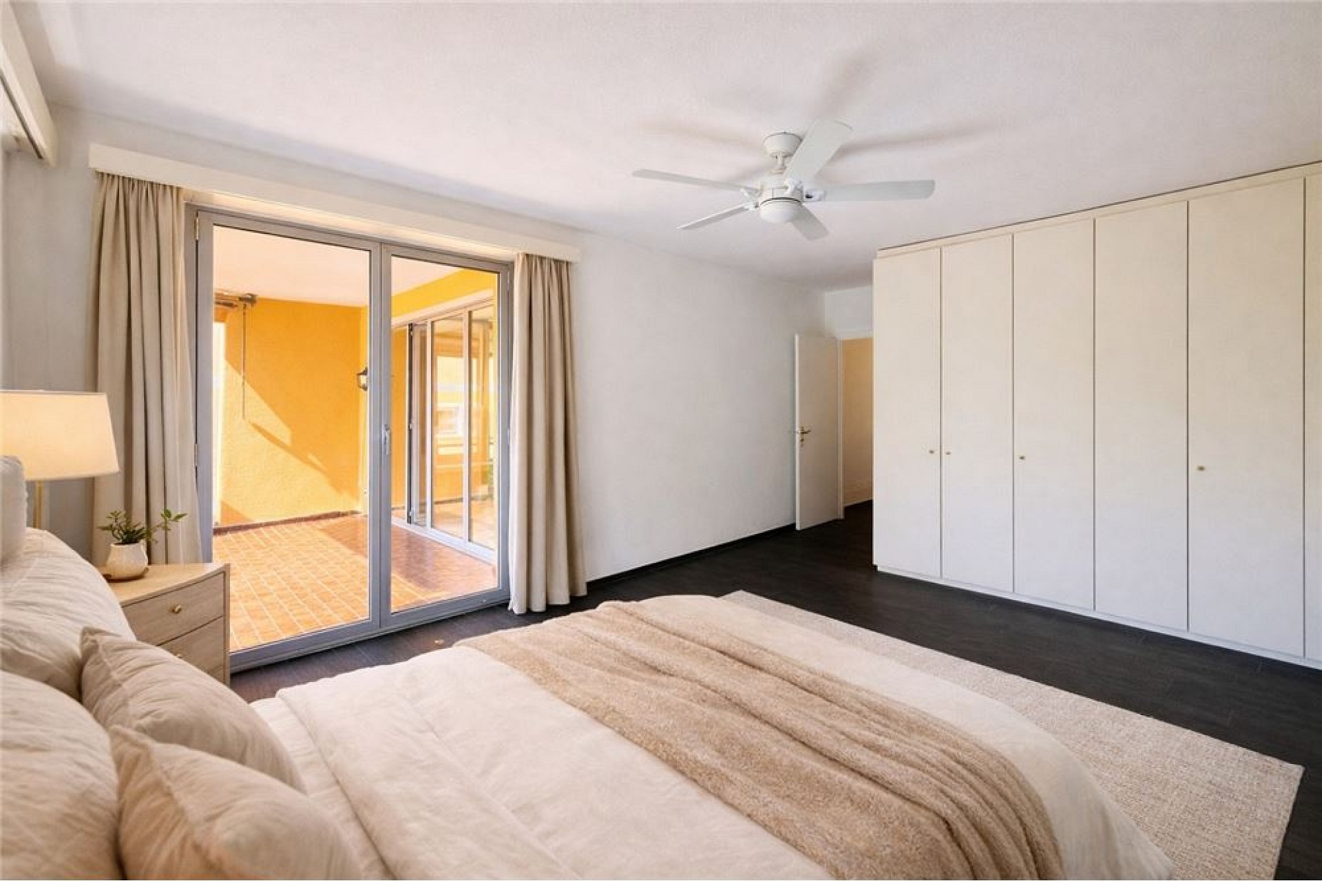 Helles Schlafzimmer mit Balkonzugang