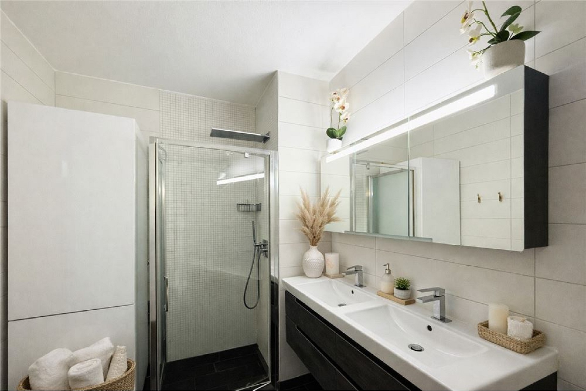 Modernes Badezimmer mit Doppelwaschtisch und Dusche