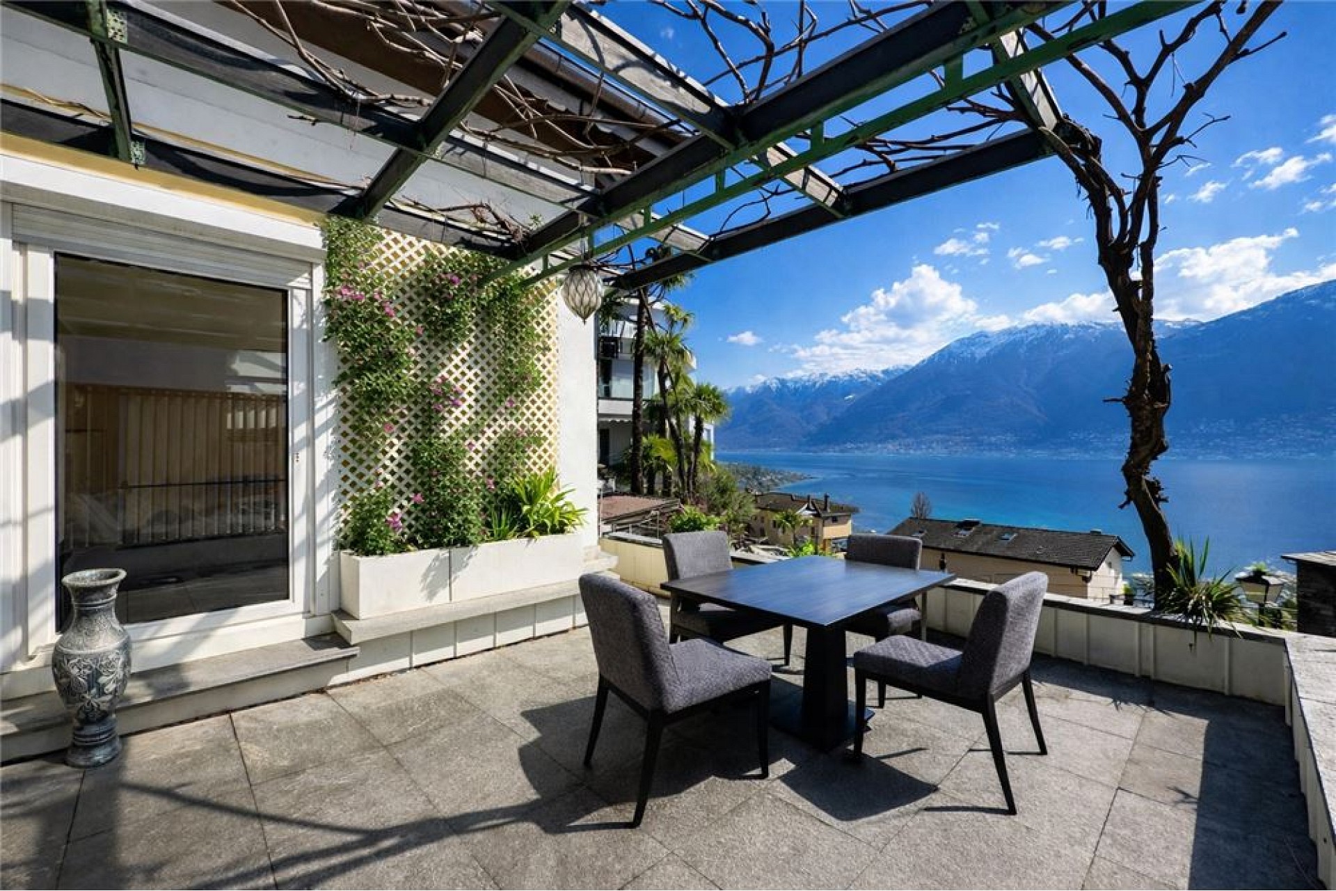 Seeterrasse mit Blick auf See und Berge