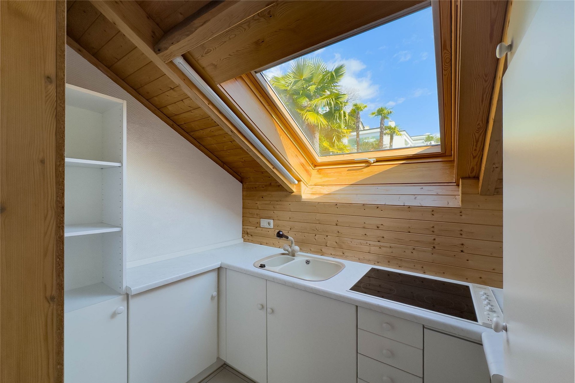 Helle Dachgeschossküche mit Dachfenster