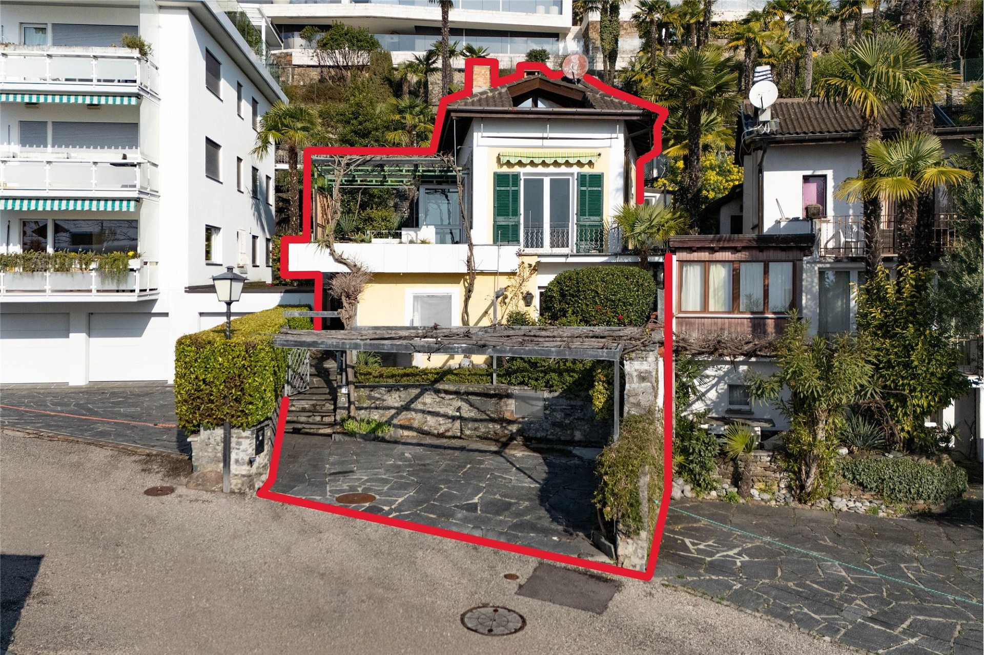 Mediterranes Wohnhaus mit Garten und Zufahrt
