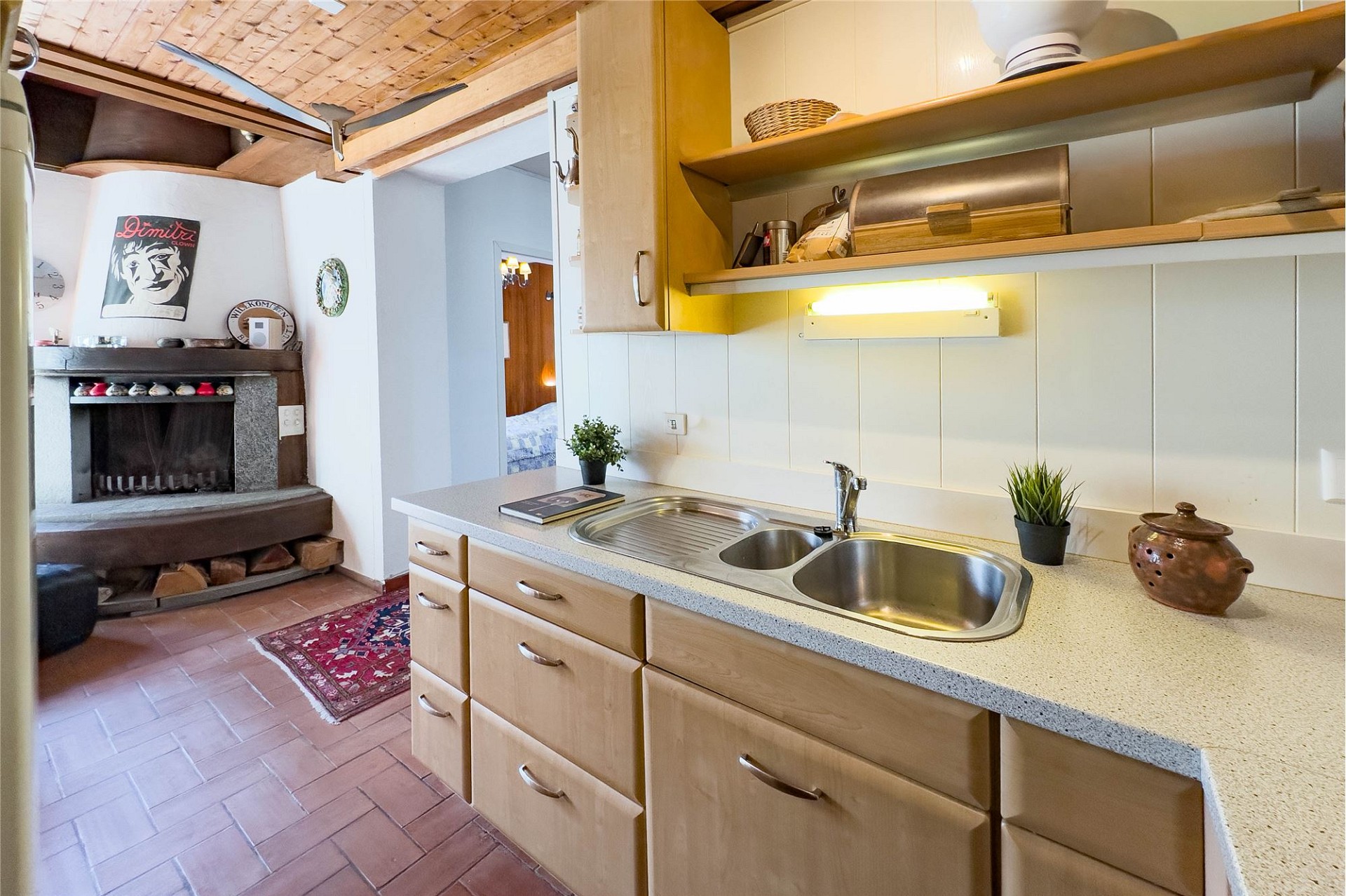 Küchenbereich mit Kamin