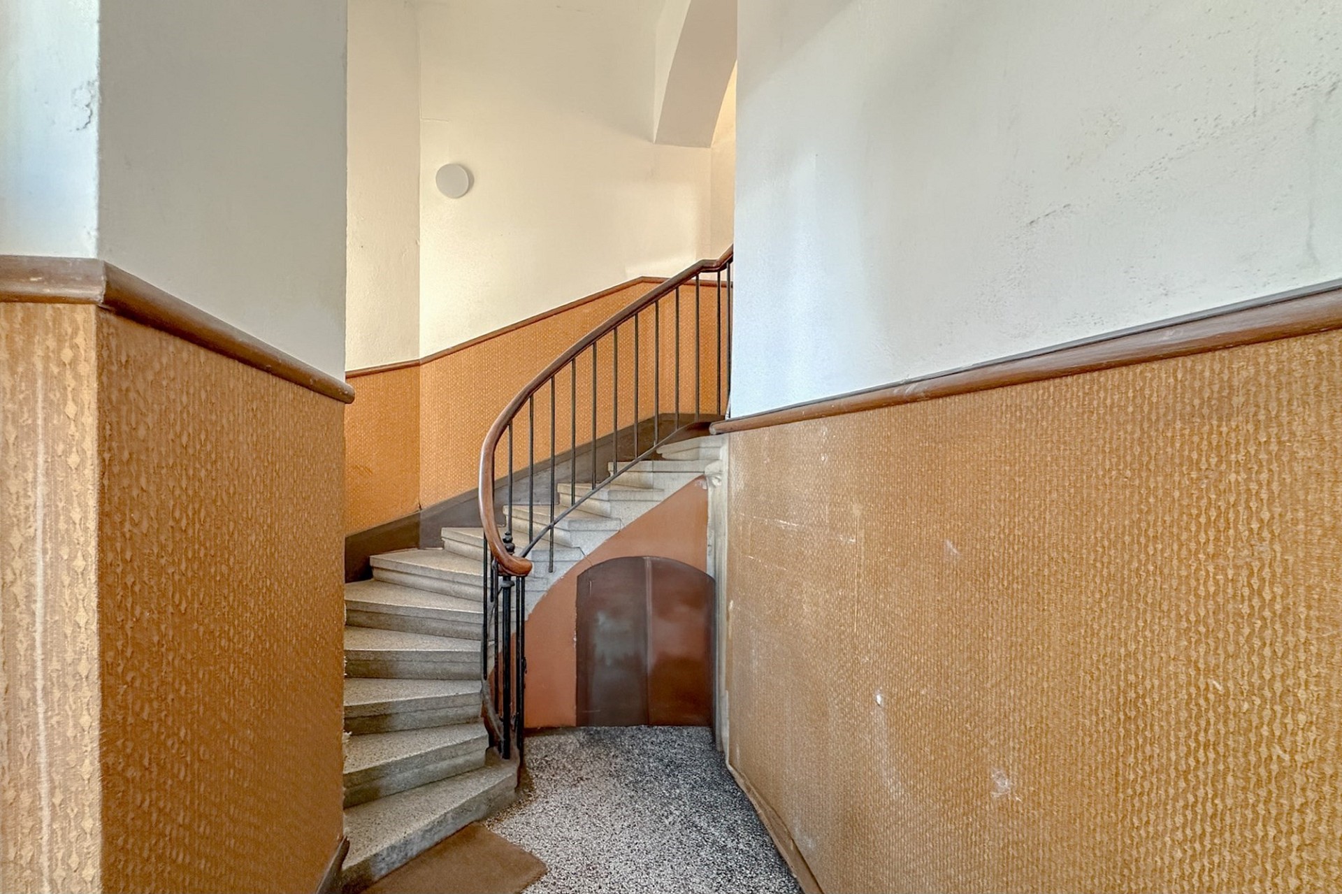 Treppenhaus mit Wendeltreppe