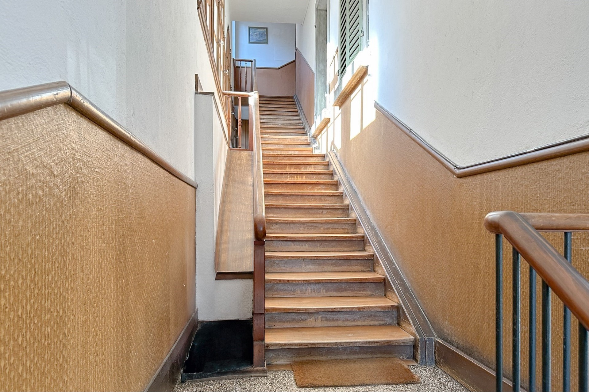 Treppenhaus mit Holzstufen