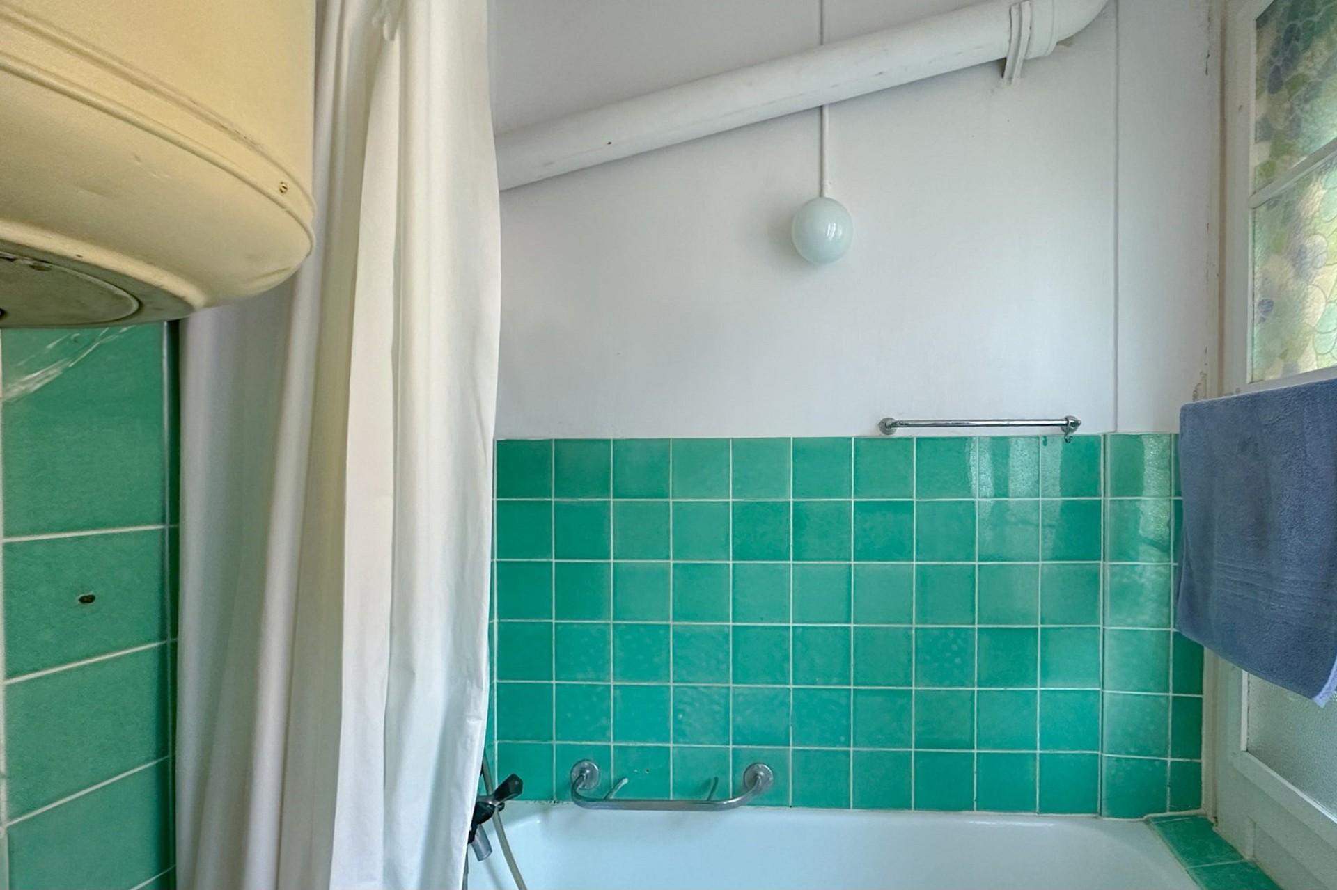 Badezimmer mit türkisfarbenen Fliesen